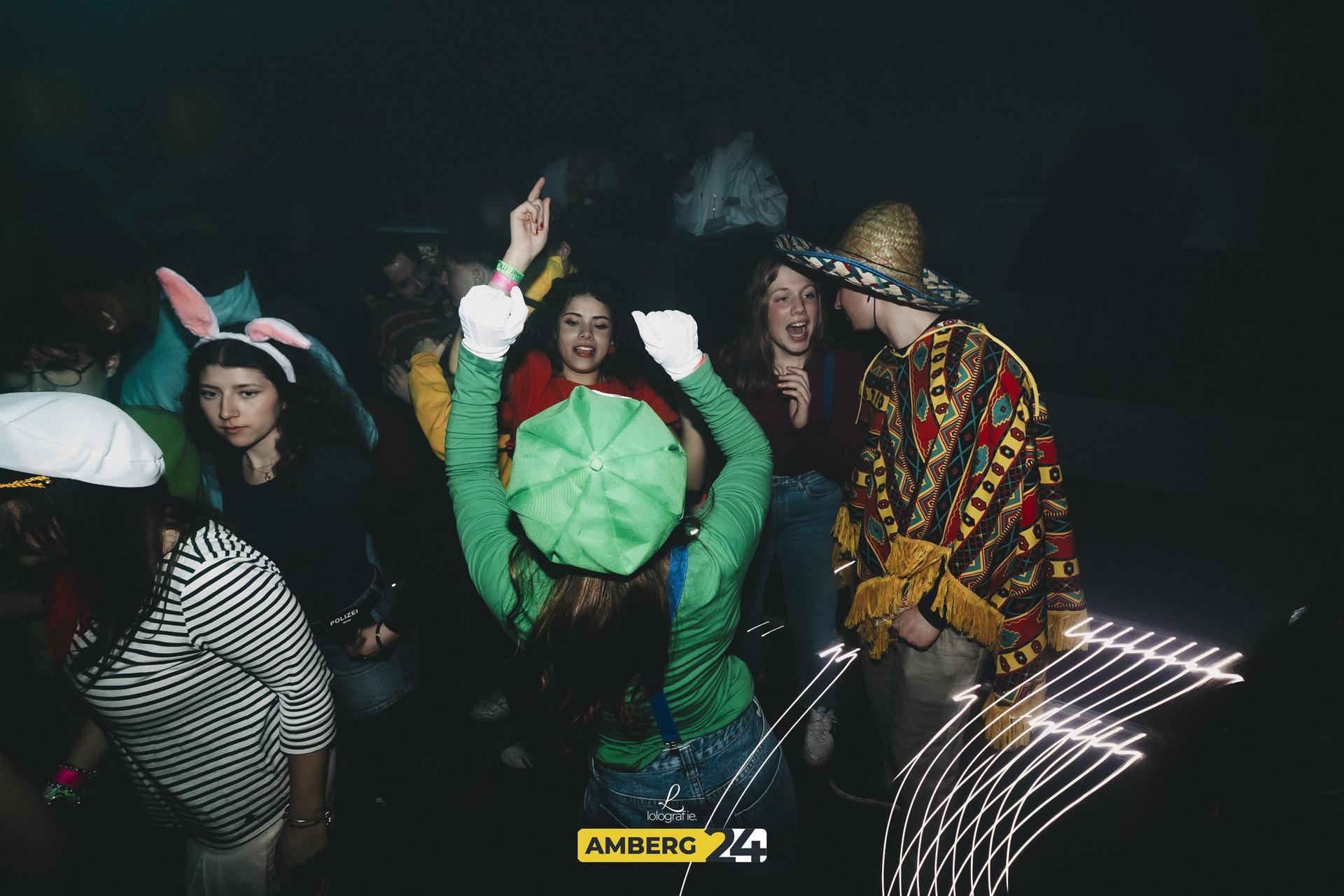 Im Trio wurde während der Hexennacht gefeiert. Viel Spaß mit den Fotos. (Bild: Leonie Hartung)