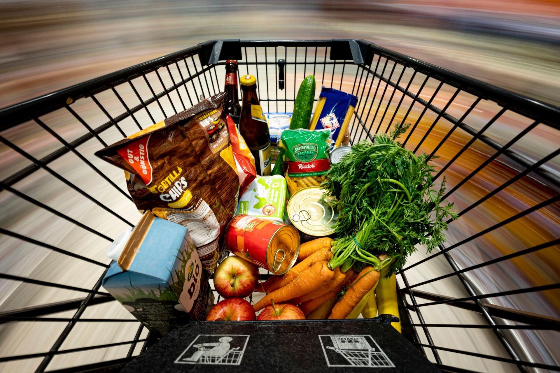 Beim Einkauf in einer Discounter-Filiale ist eine Frau in Neukirchen bestohlen worden. (Symbolbild: Fabian Sommer)