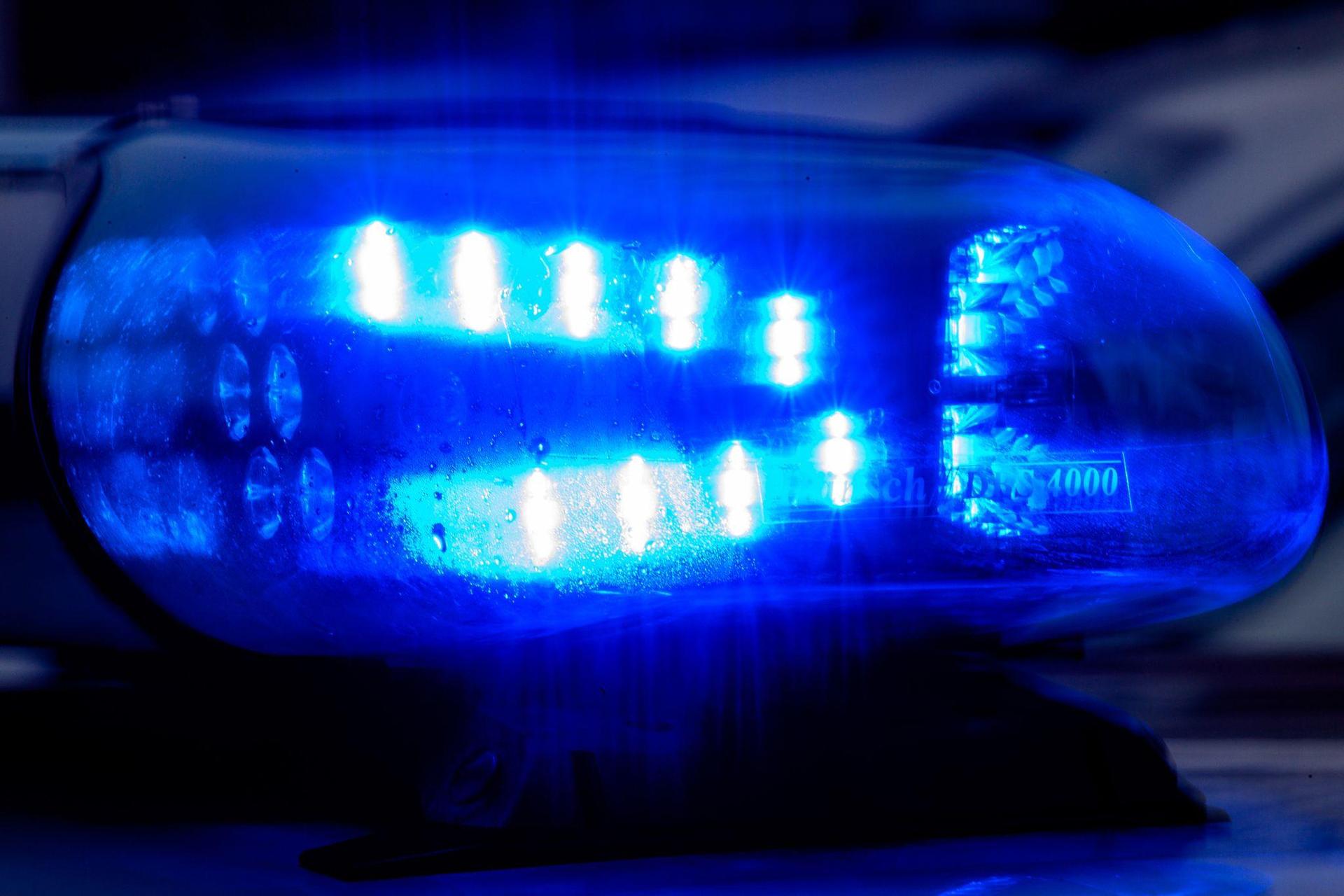 Nach Angaben der Polizei fuhr ein Unbekannter nach einem Schaden an einer Gartenmauer in Kirchenreinbach weiter. (Symbolbild: Klaus-Dietmar Gabbert/dpa)