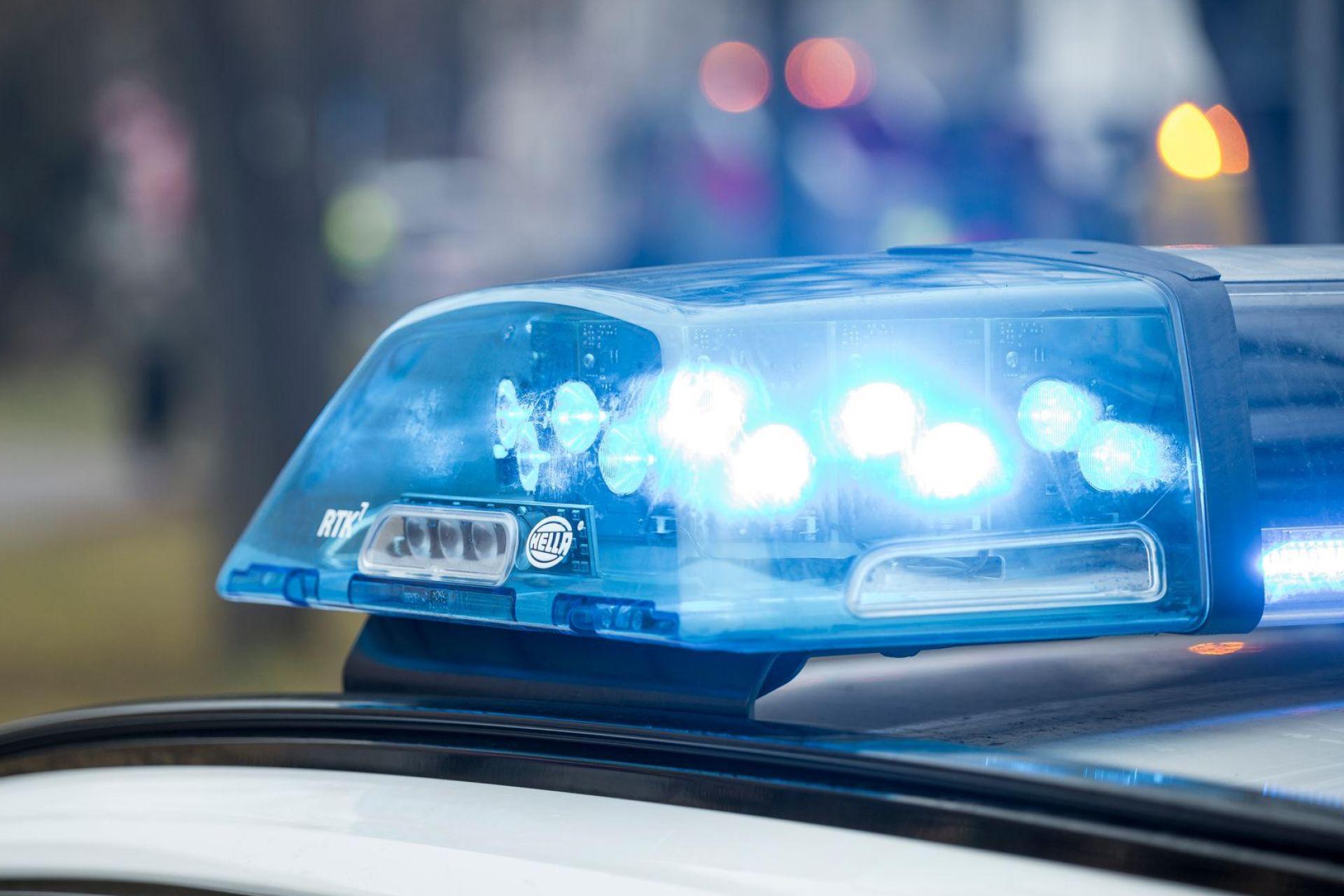 Nach einem Unfall mit Fahrerflucht in Sulzbach-Rosenberg sucht die Polizei nach Zeugen (Bild: Daniel Vogl/dpa)