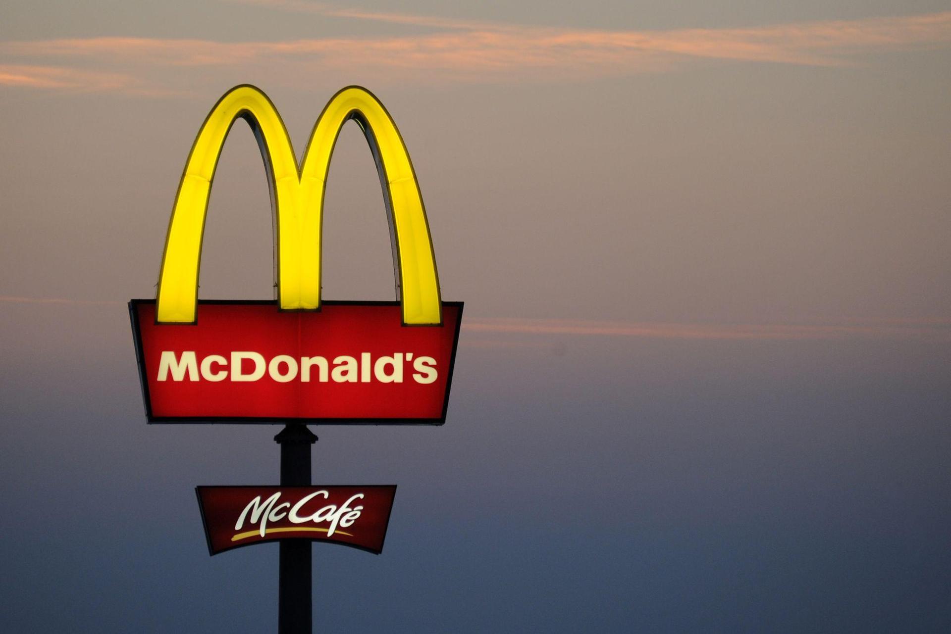 Wer hat die Ronald-McDonald-Figur aus dem Außenbereich eines Schnellrestaurants in Schwandorf gestohlen? Die Polizei sucht Zeugen. (Symbolbild: Tobias Hase/dpa)