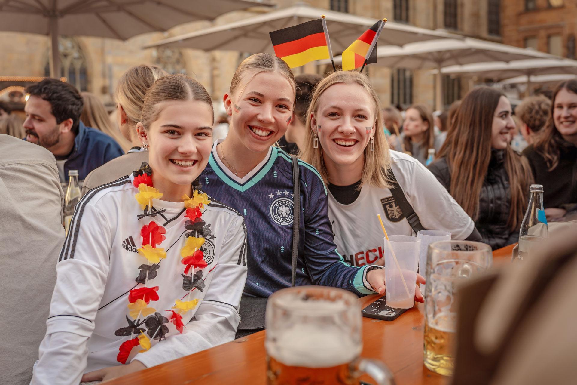 Amberg feiert Altstadtfest - inklusive Public Viewing zur Fußball-WM.  (Bild: Michael Golinski)