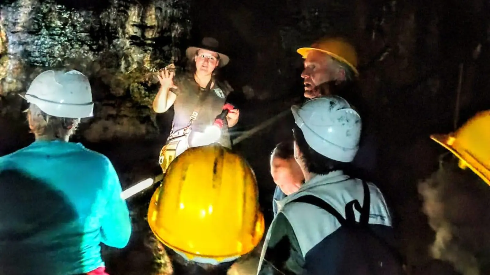 Normalerweise dürfen Besucher nur mit der Rangerin zusammen in die Osterhöhle.  (Bild: Stephan Oeh-Sedlacek)