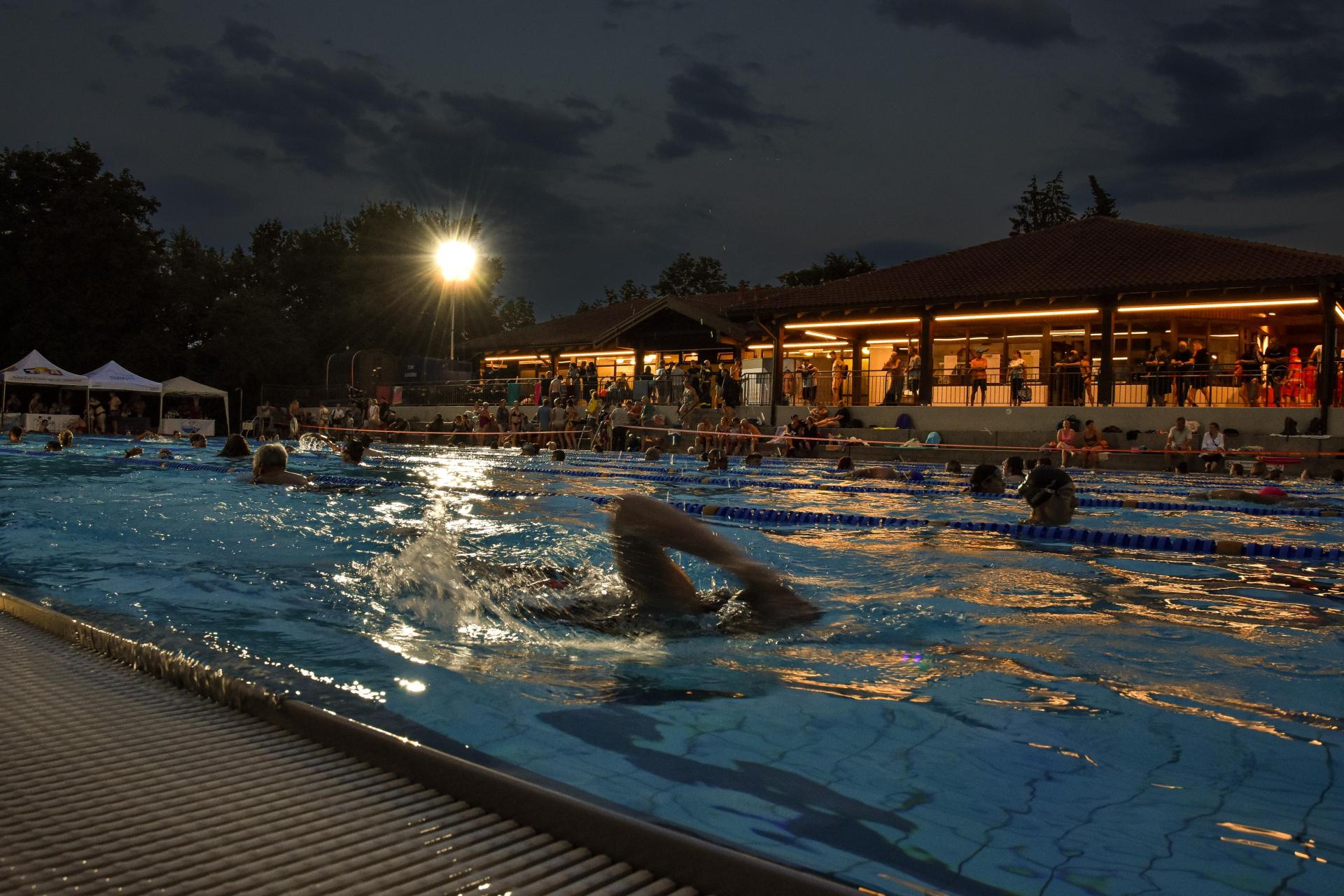Im Hochsommer und bei Flutlicht: Alle zwei Jahre findet in Amberg ein 24-Stunden-Schwimmen statt. Heuer ist es wieder soweit.  (Bild: Stephan Huber)