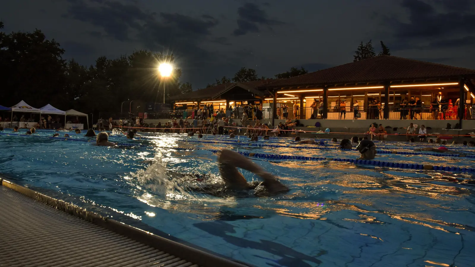 Im Hochsommer und bei Flutlicht: Alle zwei Jahre findet in Amberg ein 24-Stunden-Schwimmen statt. Heuer ist es wieder soweit.  (Bild: Stephan Huber)