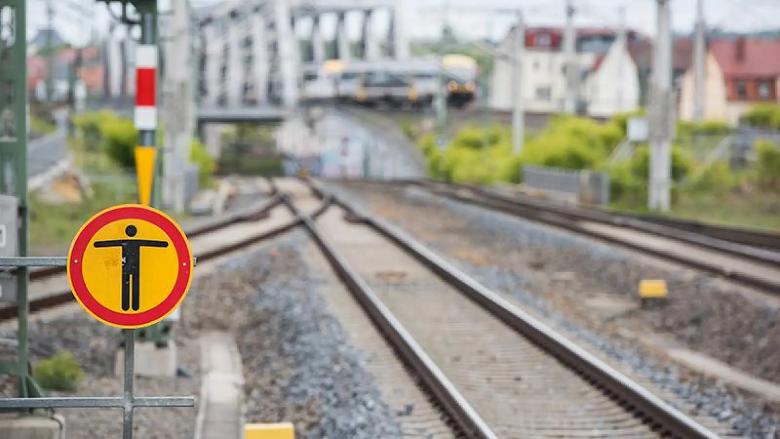 Am Montag sorgte ein Mann, der am Bahnhof Sulzbach-Rosenberg an der Bahnsteigkante saß, für Aufregung.  (Symbolbild: Bundespolizei)