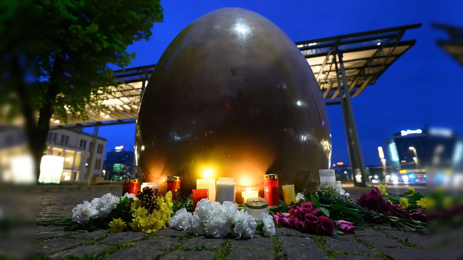 Es wird der Todesopfer gedacht.  (Bild: Hendrik Schmidt/dpa)