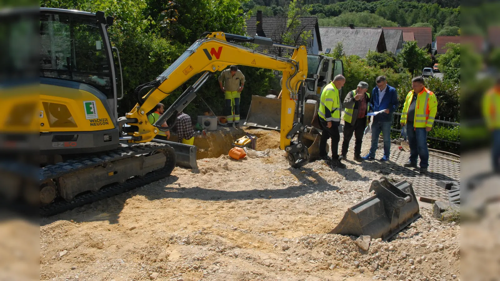 Die Frühlingsstraße wird saniert. Bei der Baustellenbesprechung ist auch Bürgermeister Peter Braun vor Ort.  (Bild: pop)