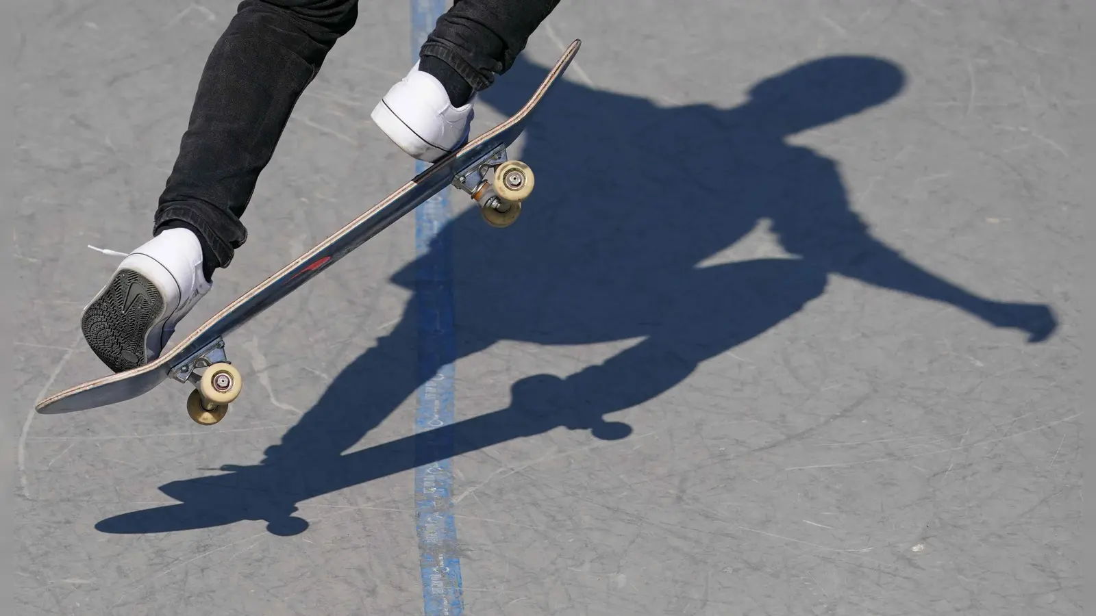 Die mobile Skatehalle der Kommunalen Jugendarbeit geht auf Reisen durch den Landkreis Amberg-Sulzbach. Erste Station ist Illschwang.  (Symbolbild: Marcus Brandt/dpa)