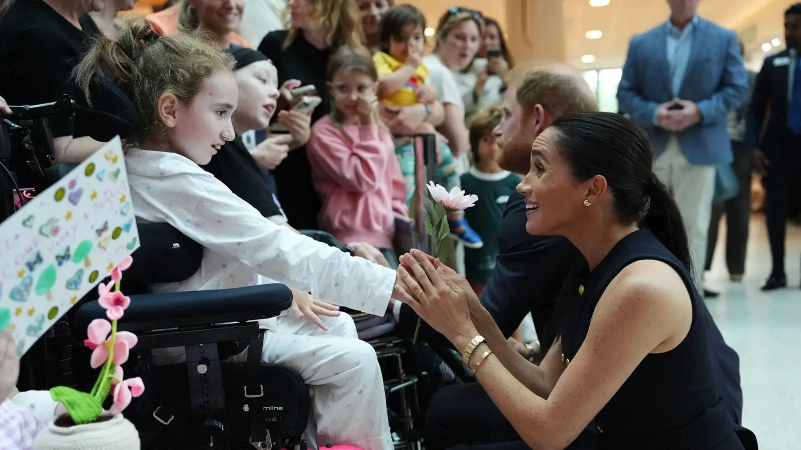 Meghan und Harry besuchten Patienten einer Kinderklinik und deren Angehörige. (Bild: Jonathan Brady/PA Wire Pool/dpa)