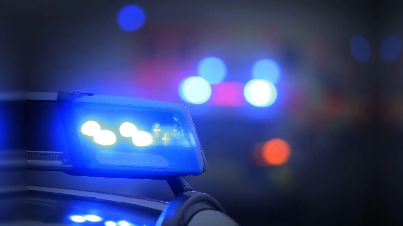 Die Polizei sucht Zeugen für einen Unfall mit Fahrerflucht in Edelsfeld. (Symbolbild: Karl-Josef Hildenbrand/ dpa)