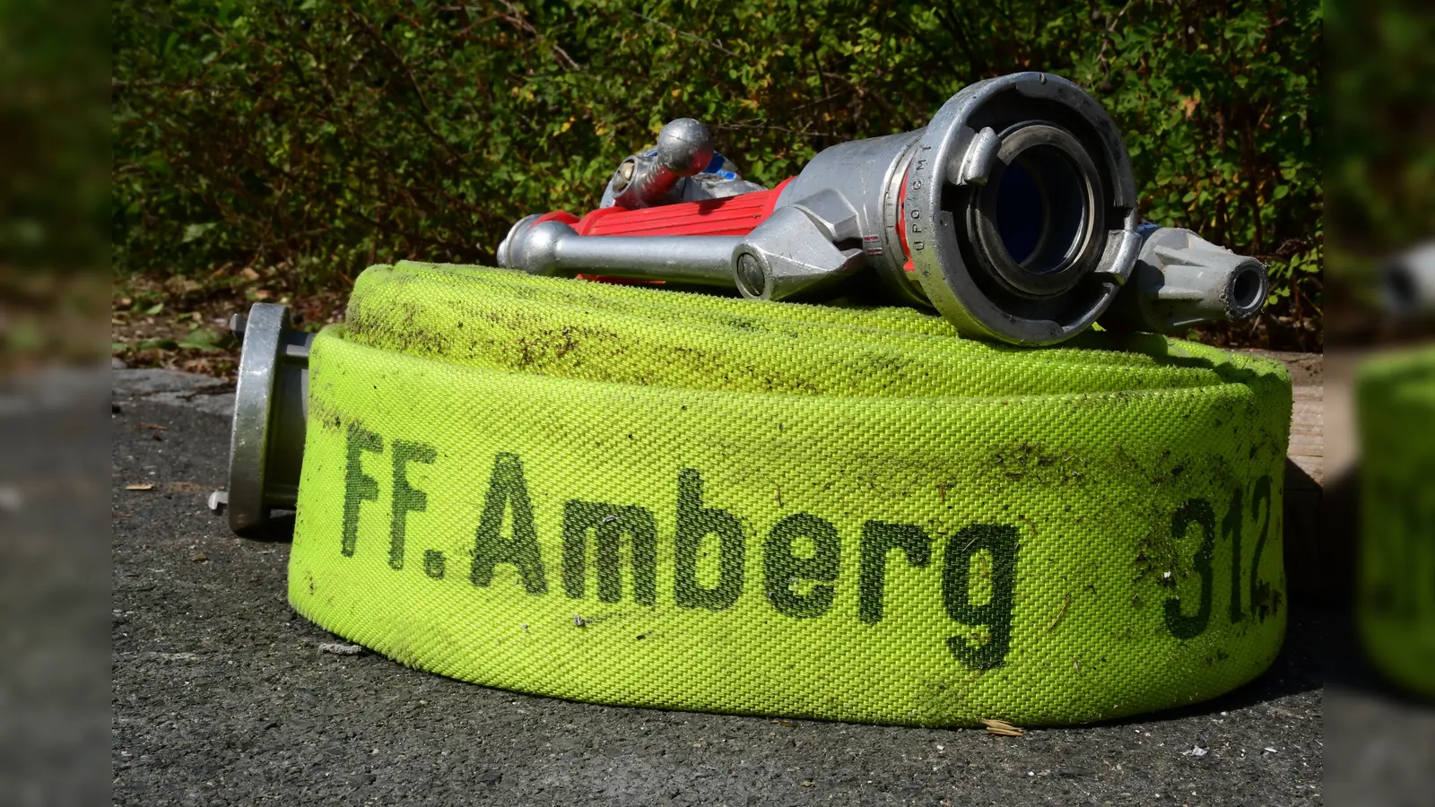 Die Feuerwehr Amberg musste zu einem Wohnungsbrand in der Merianstraße ausrücken. (Bild: Petra Hartl)