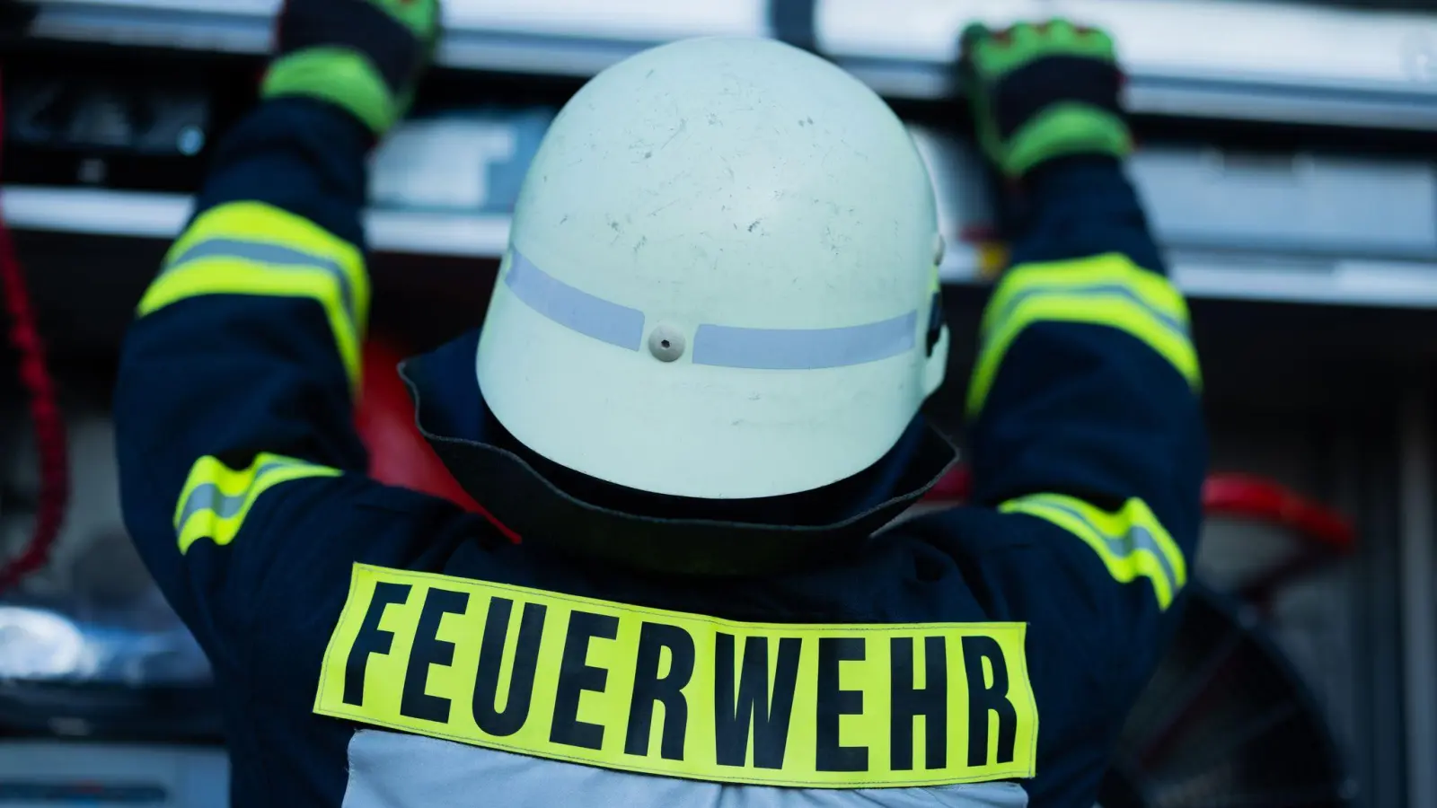 Einsatz für die Rettungskräfte: In der Oberpfalz wurden am Mittag mehrere Dächer abgedeckt. (Symbolbild) (Bild: Rolf Vennenbernd/dpa)