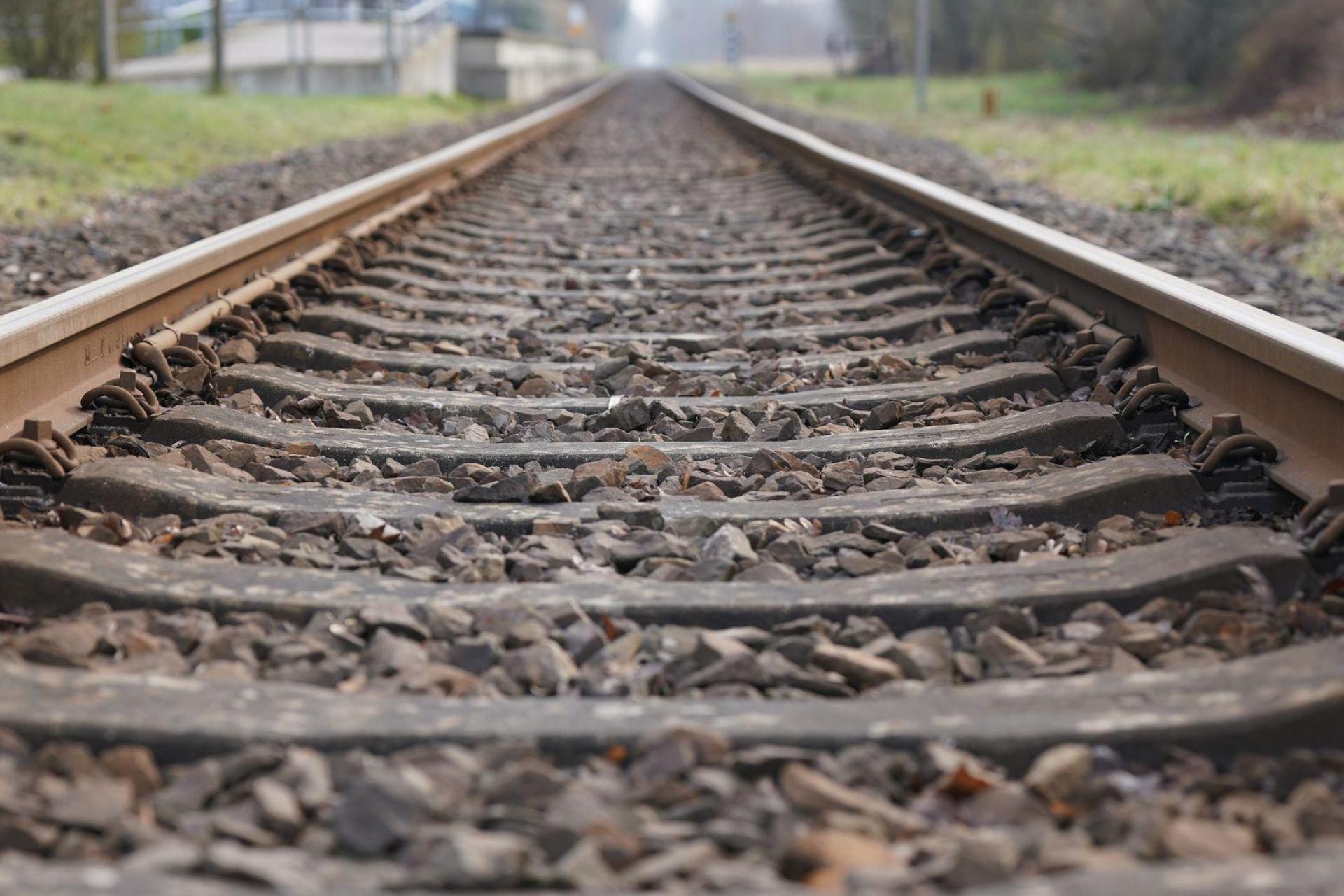 In Amberg wollten zwei Mädchen, 12 und 13 Jahre alt, auf den Gleisen ein TikTok-Video drehen: Die Polizei holte sie von den Gleisen. Die Bahnstrecke war für circa 15 Minuten gesperrt.  (Symbolbild: Marcus Brandt/dpa)