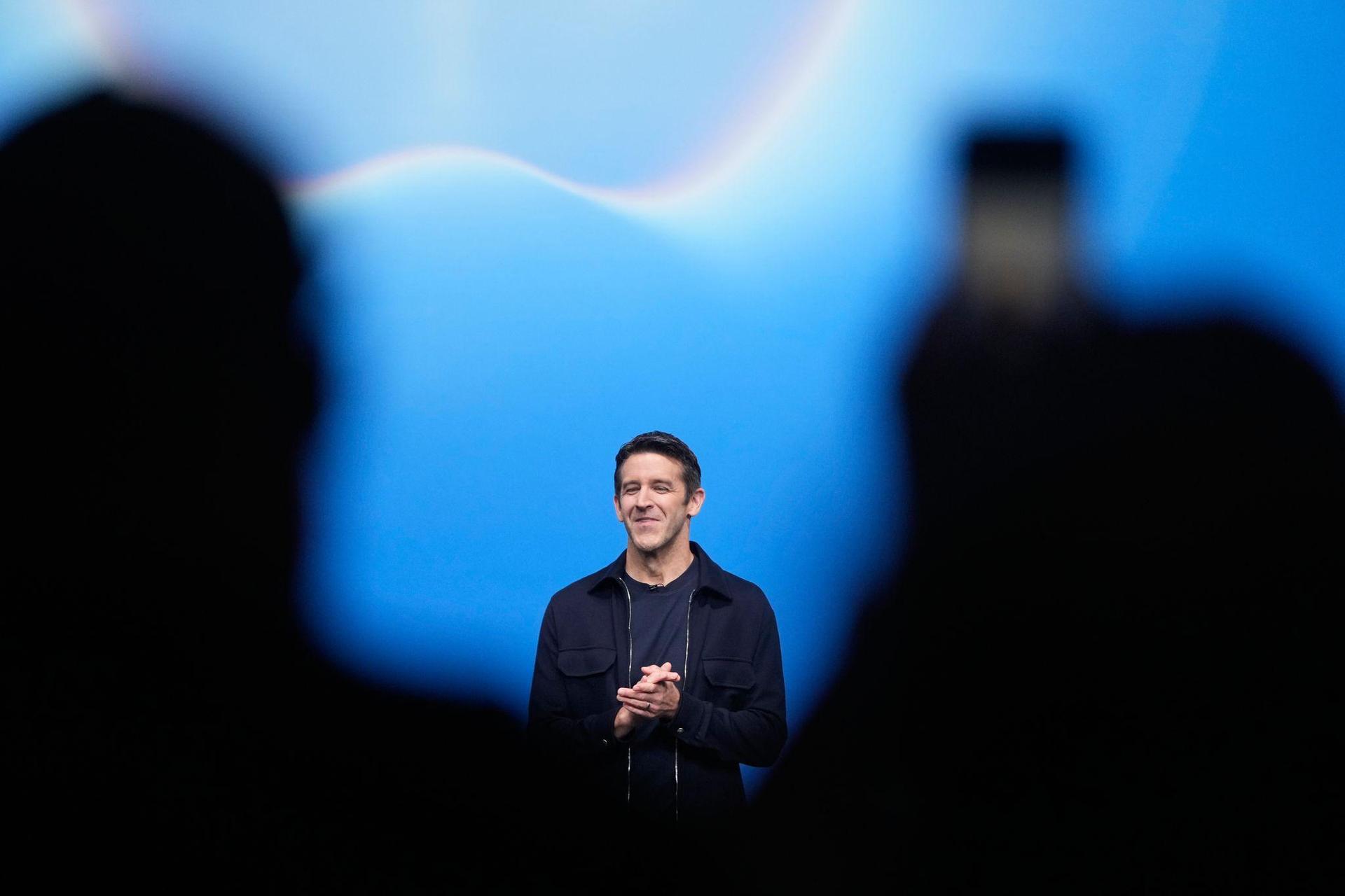 Das aufklappbare iPhone ist die erste große Wette des Konzerns unter dem neuen Chef John Ternus. (Bild: Jeff Chiu/AP/dpa)