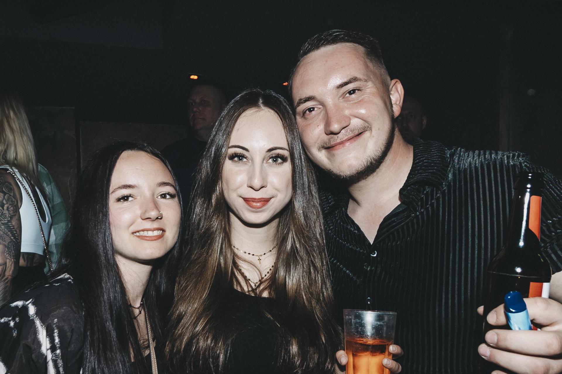 Frau Fenk im Trio.  (Bild: Lolografie)