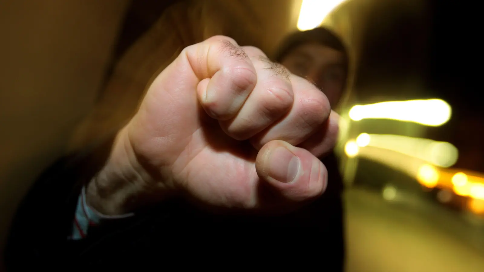 In Sulzbach-Rosenberg wurde einem Mann ins Gesicht geschlagen. (Symbolbild: Karl-Josef Hildenbrand/dpa)