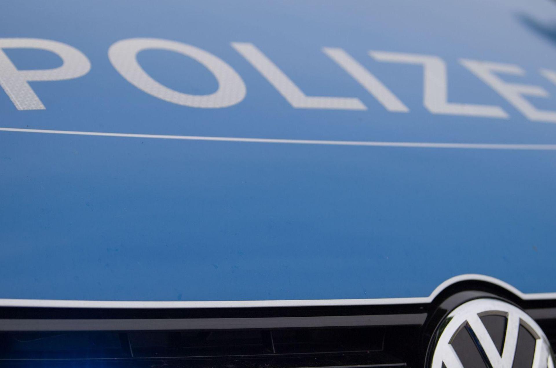 Die Polizei nahm den Verdächtigen kurz nach der Messerattacke in der Nähe des Tatorts fest. (Symbolbild) (Bild: Lino Mirgeler/dpa)