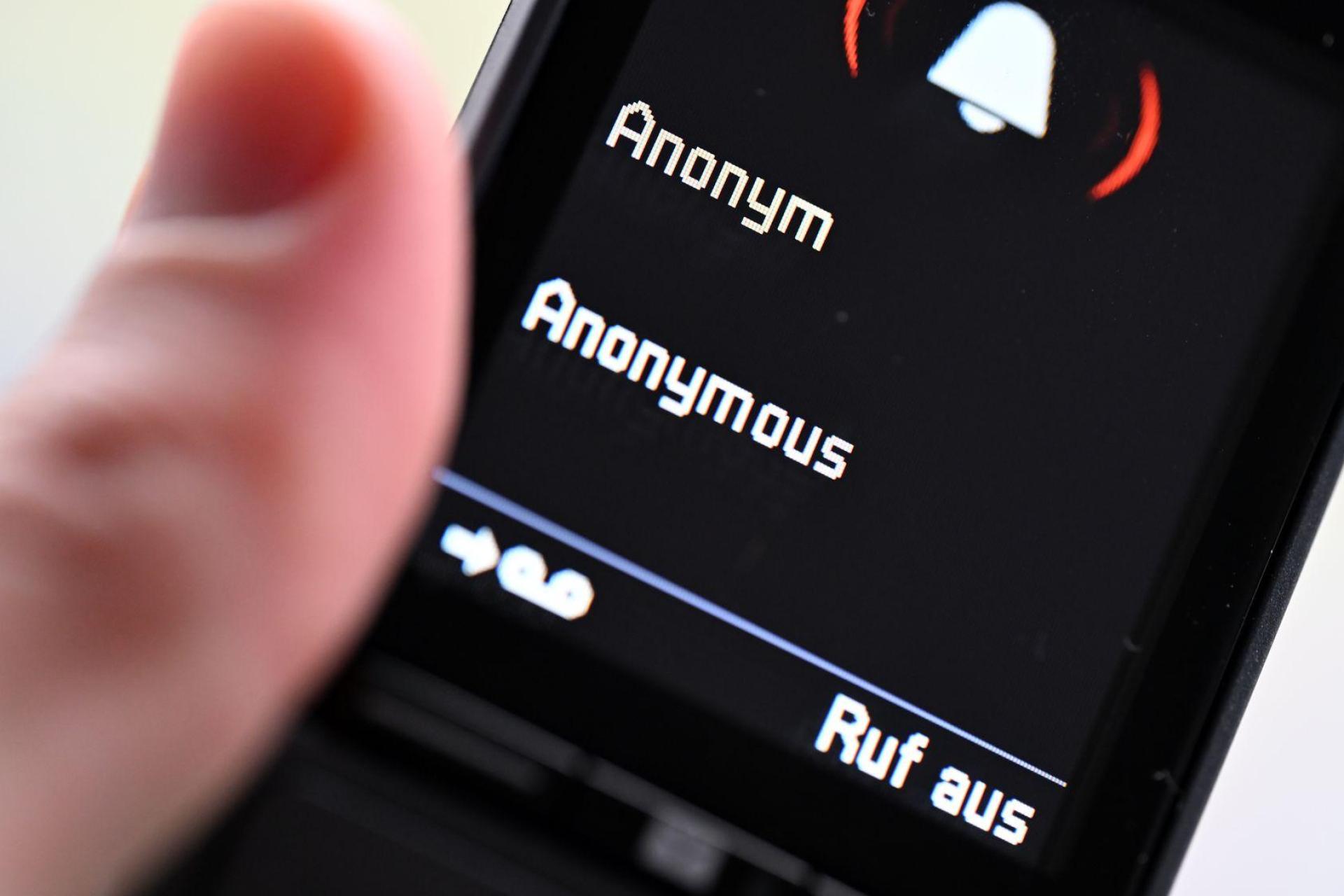 Das Polizeipräsidium Oberpfalz warnt vor einer neuen Betrugsmasche, bei der russischsprachige Bürger gezielt angesprochen werden. Die Täter geben sich als Polizisten aus. (Symbolbild: Wolf von Dewitz/dpa-Zentralbild/dpa-tmn)