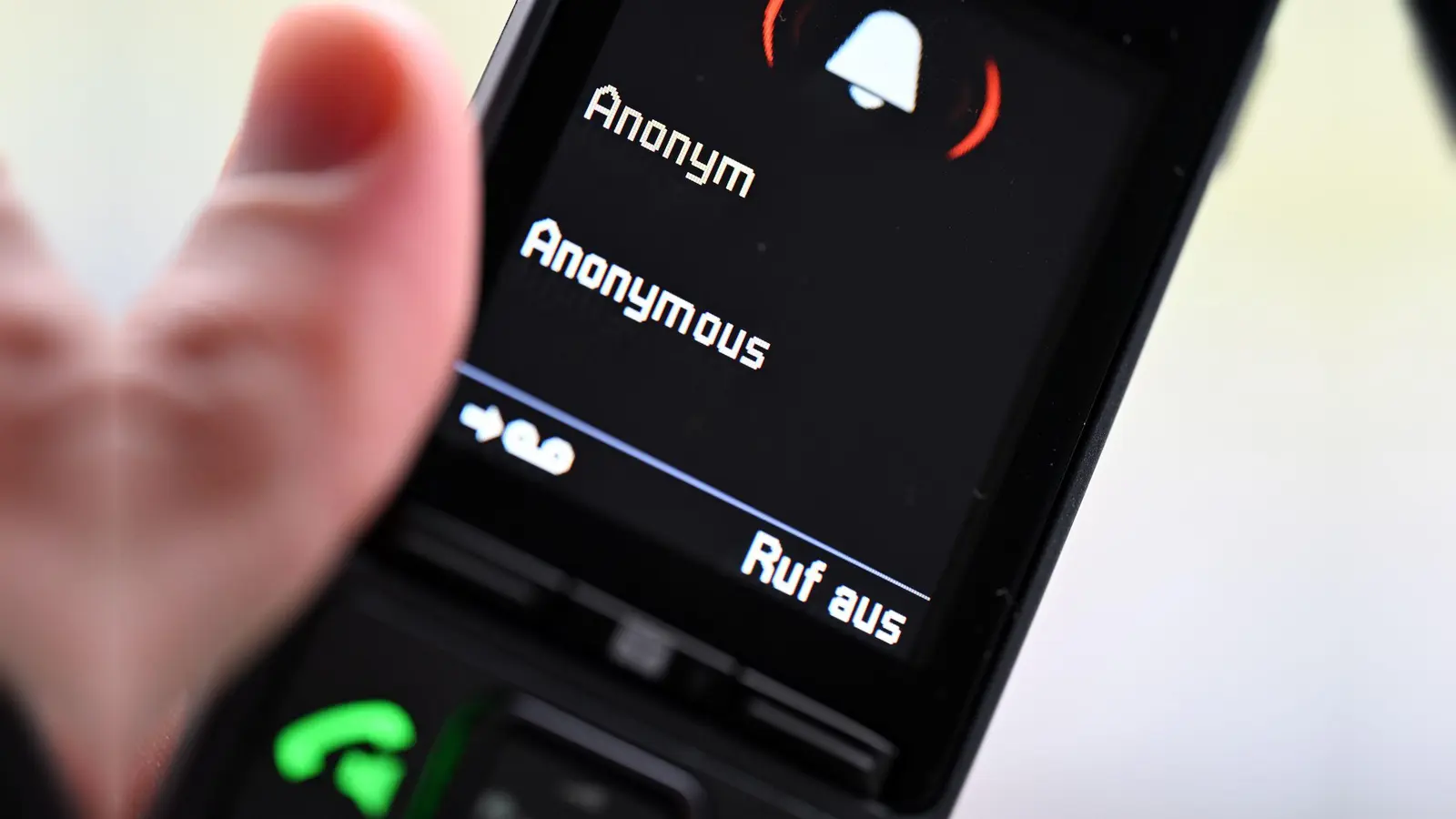 Ein Betrüger gibt sich als PayPal-Mitarbeiter aus und ergaunert 2599 Euro von einem 32-Jährigen. (Symbolbild: Wolf von Dewitz/dpa-Zentralbild)