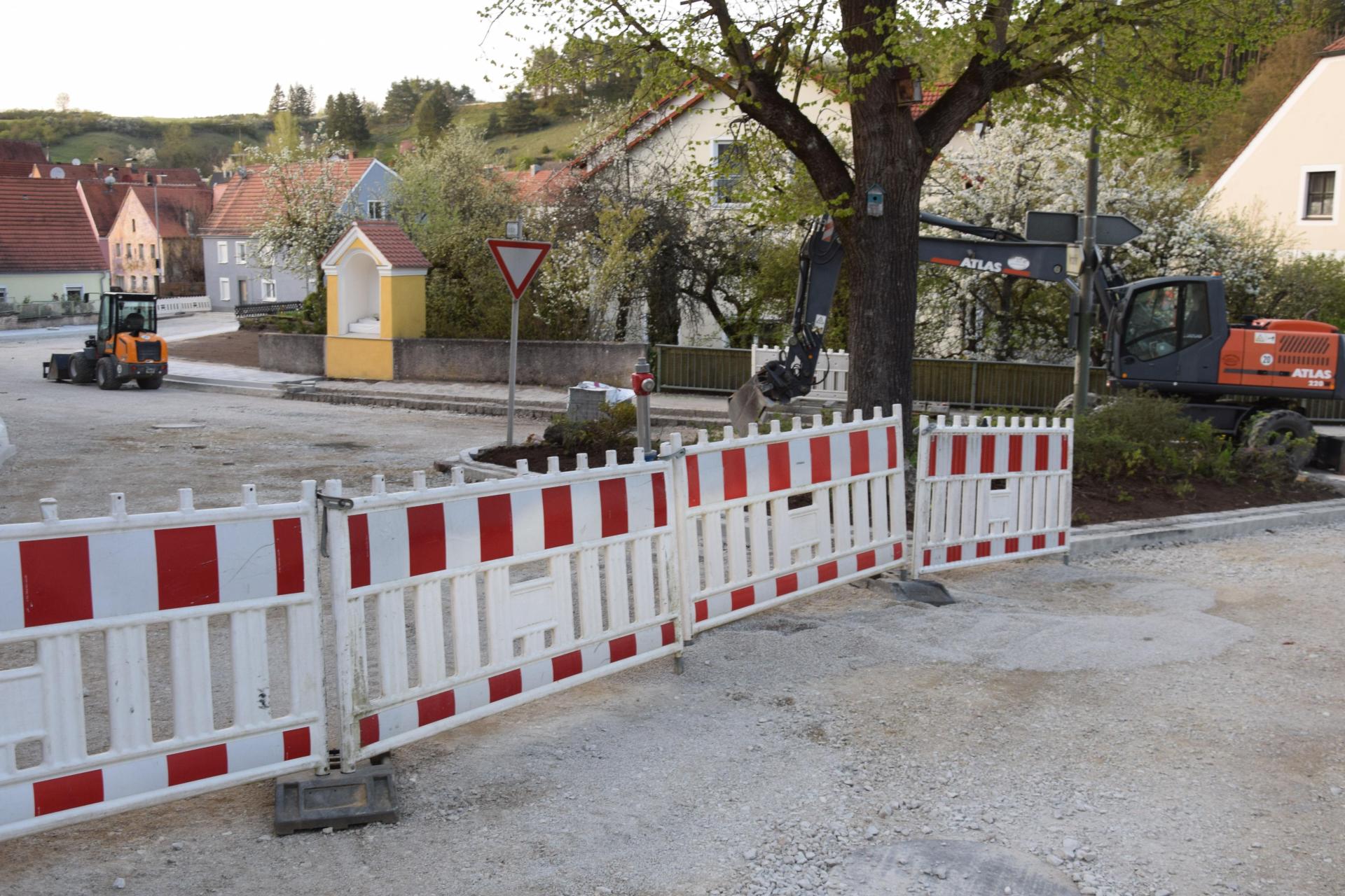Der Ausbau der Engstelle an der Staatsstraße 2235 in Hohenburg geht dem Ende entgegen. Der Unterbau ist fertig, die Teerarbeiten lassen nicht mehr lange auf sich warten.  (Bild: bö)