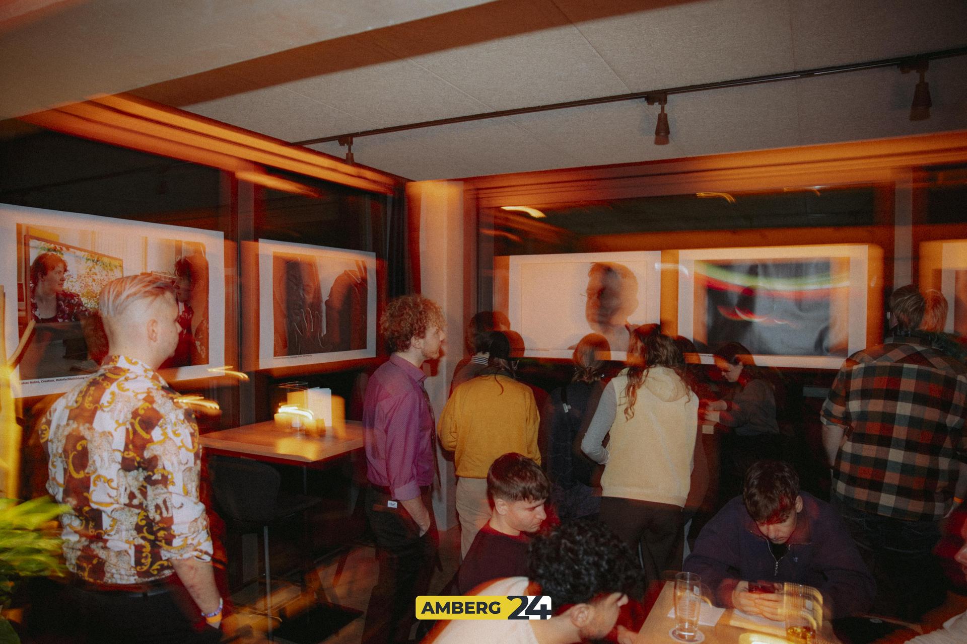 Die Fotoausstellung in der Skybar am Samstag. (Bild: Lolografie)