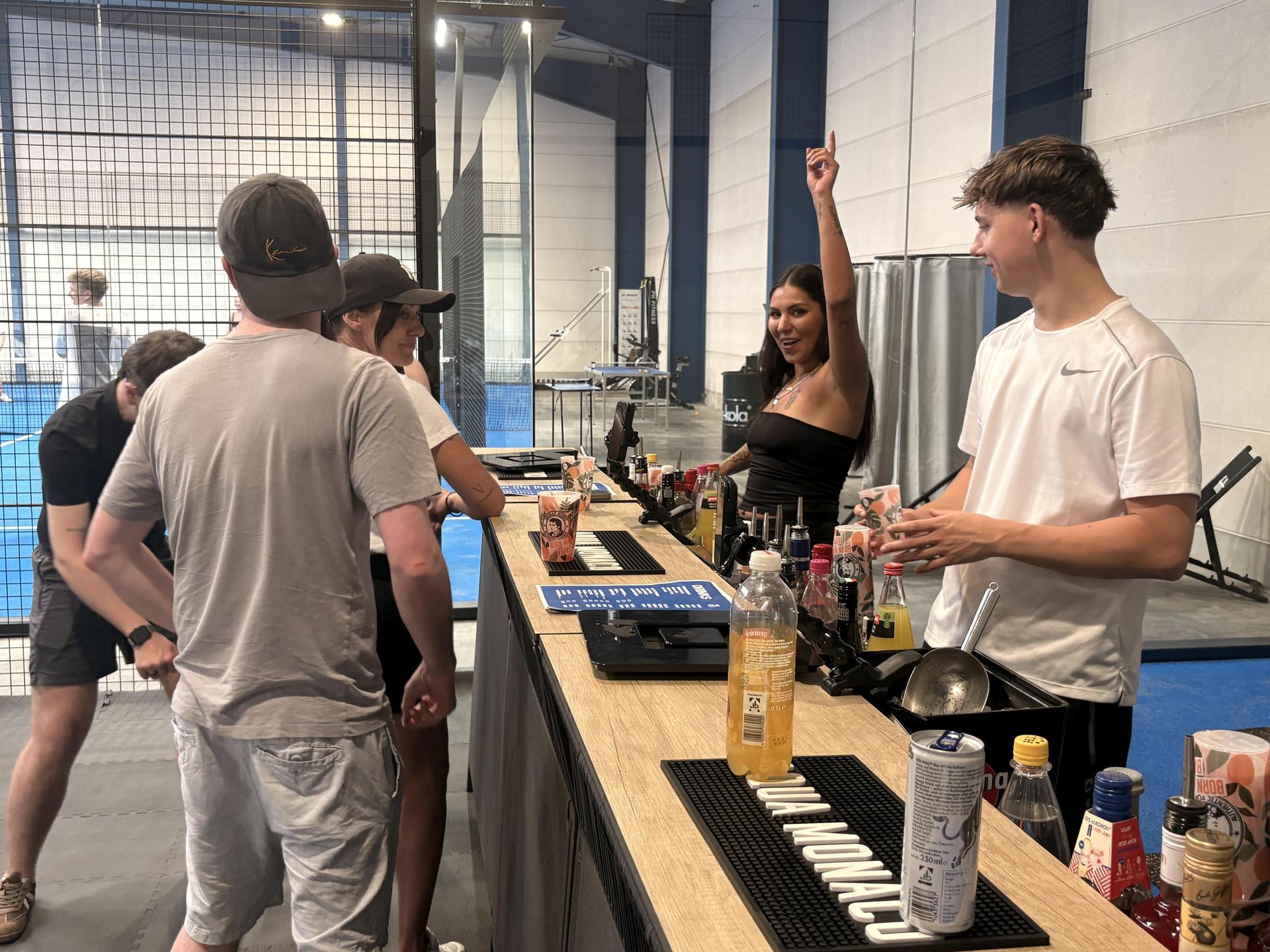Daydrinking im Pine Padel Club. (Bild: Lukas Büchold)