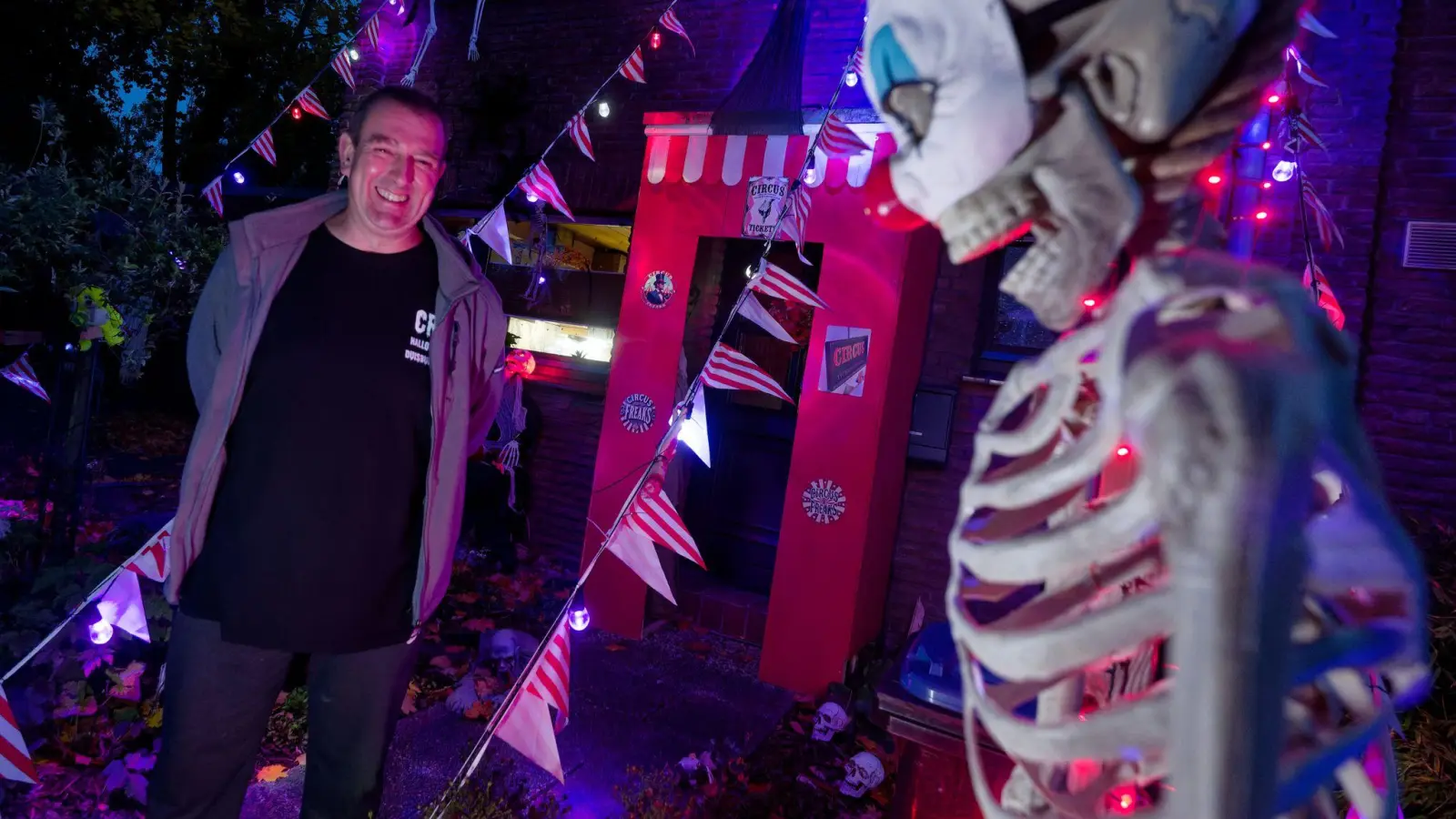 Er hat gut lachen: Dieses Jahr ist das Motto in Sven Wagners Halloween-Haus „Freak Circus“. (Bild: Henning Kaiser/dpa)