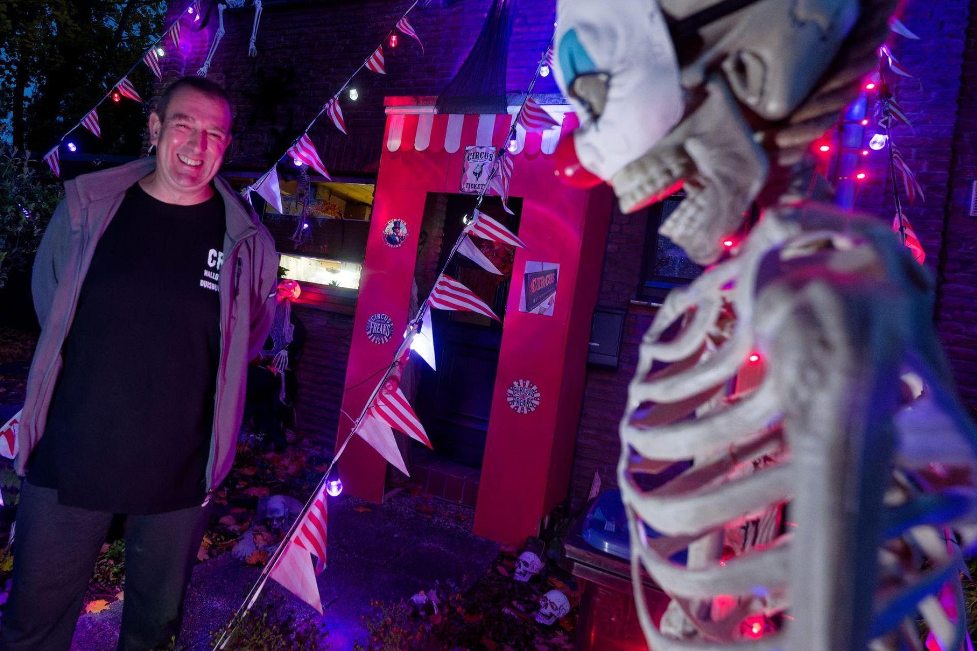 Er hat gut lachen: Dieses Jahr ist das Motto in Sven Wagners Halloween-Haus „Freak Circus“. (Bild: Henning Kaiser/dpa)