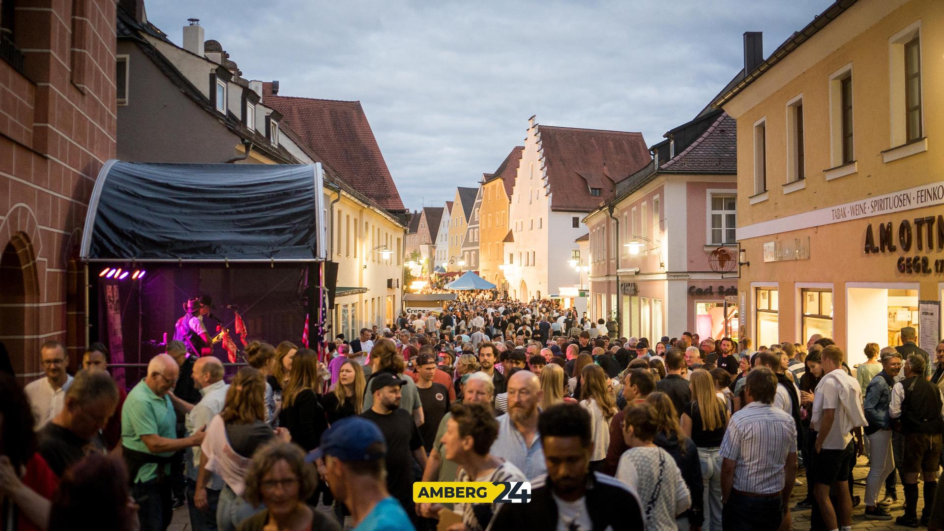 Das sind die Bilder vom Freitagabend vom 2025er-Altstadtfest in Sulzbach-Rosenberg. (Bild: Mario Donhauser)