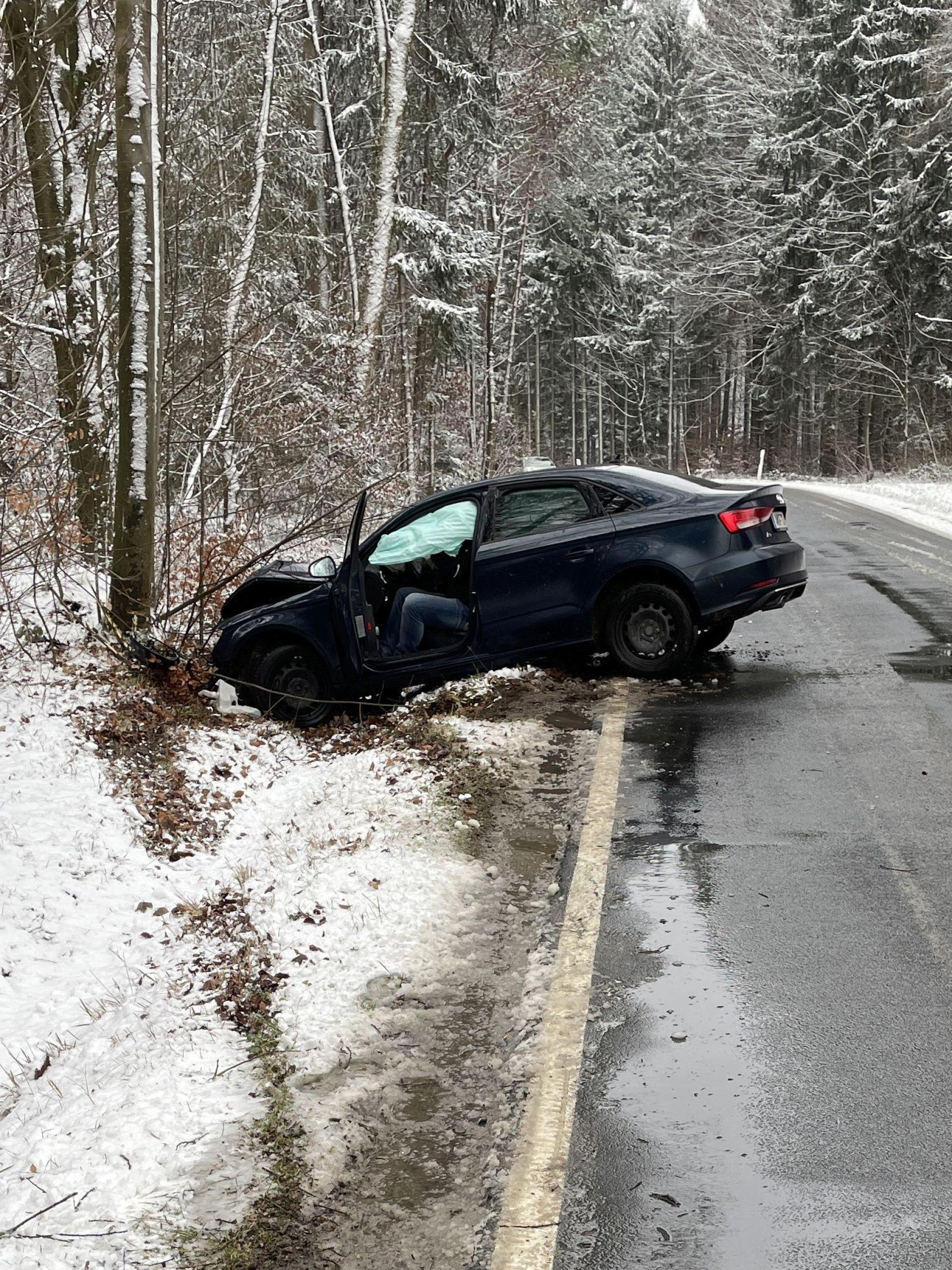Bei winterlichen Straßenverhältnissen kam es zu einem Unfall zwischen Schwenderöd und Augsberg im Landkreis Amberg-Sulzbach. (Bild: Polizei Sulzbach-Rosenberg)
