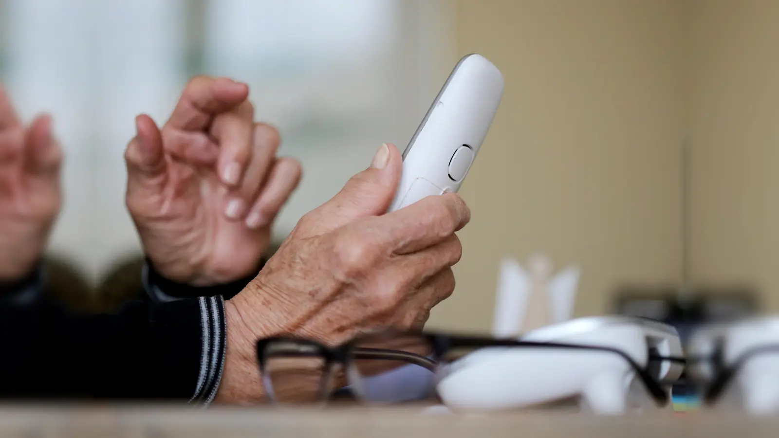 Von einem versuchten Betrug per Telefon in Sulzbach-Rosenberg berichtet die Polizei. (Symbolbild: Roland Weihrauch/dpa)