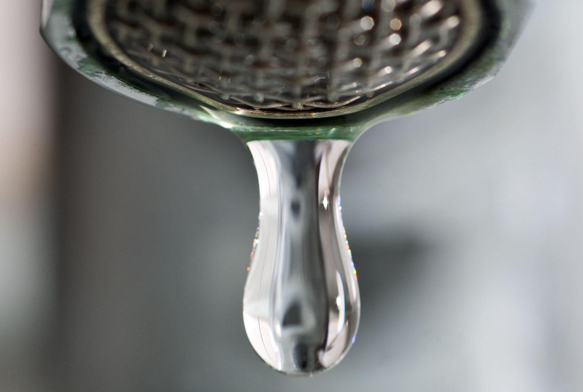 In der Georgenstraße in Amberg ist es zu einem Wasserrohrbruch gekommen, die Wasserversorgung ist teils unterbrochen. (Symbolbild:  Patrick Pleul/dpa)