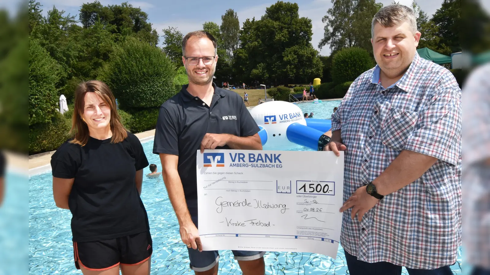 Im Illschwanger Freibad wurde eine neue Wasserkrake eingeweiht. Von links: Stephanie Fuchs VR-Marketing, Vorstand der VR Bank Florian Rauch, Bürgermeister der Gemeinde Illschwang Dieter Dehling. (Bild: Norbert Weis)