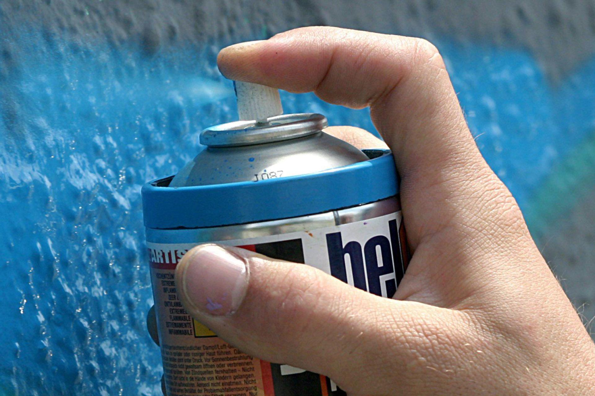 Ein 17-Jähriger ist verdächtig, in der mittelfränkischen Stadt Hersbruck das Rathaus besprüht zu haben. (Symbolbild: Tobias Felber/dpa)