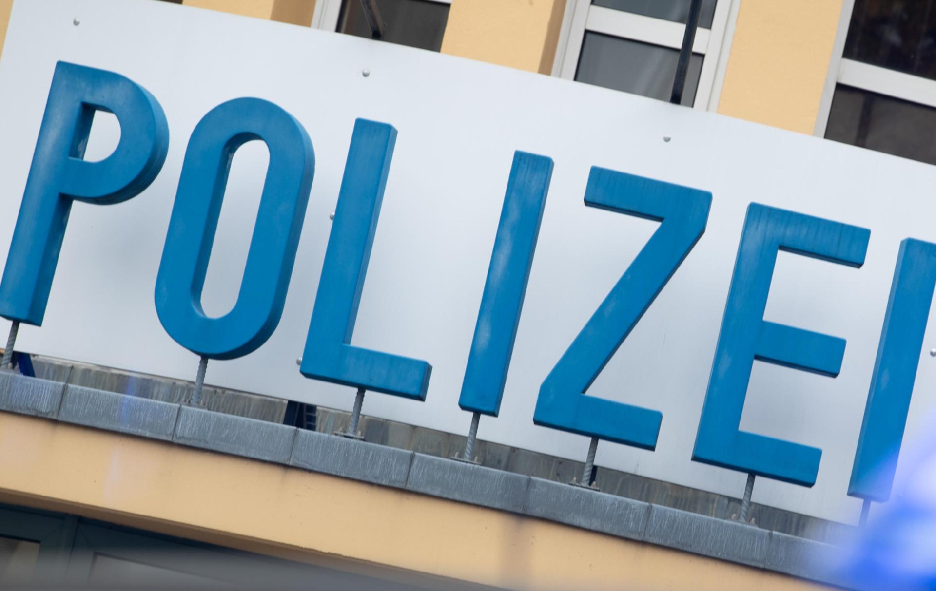 Unbekannte beschädigten in Kümmersbruck eine Metalltür auf einem Gartengelände. Die Polizei sucht Zeugen. (Symbolbild: Friso Gentsch)
