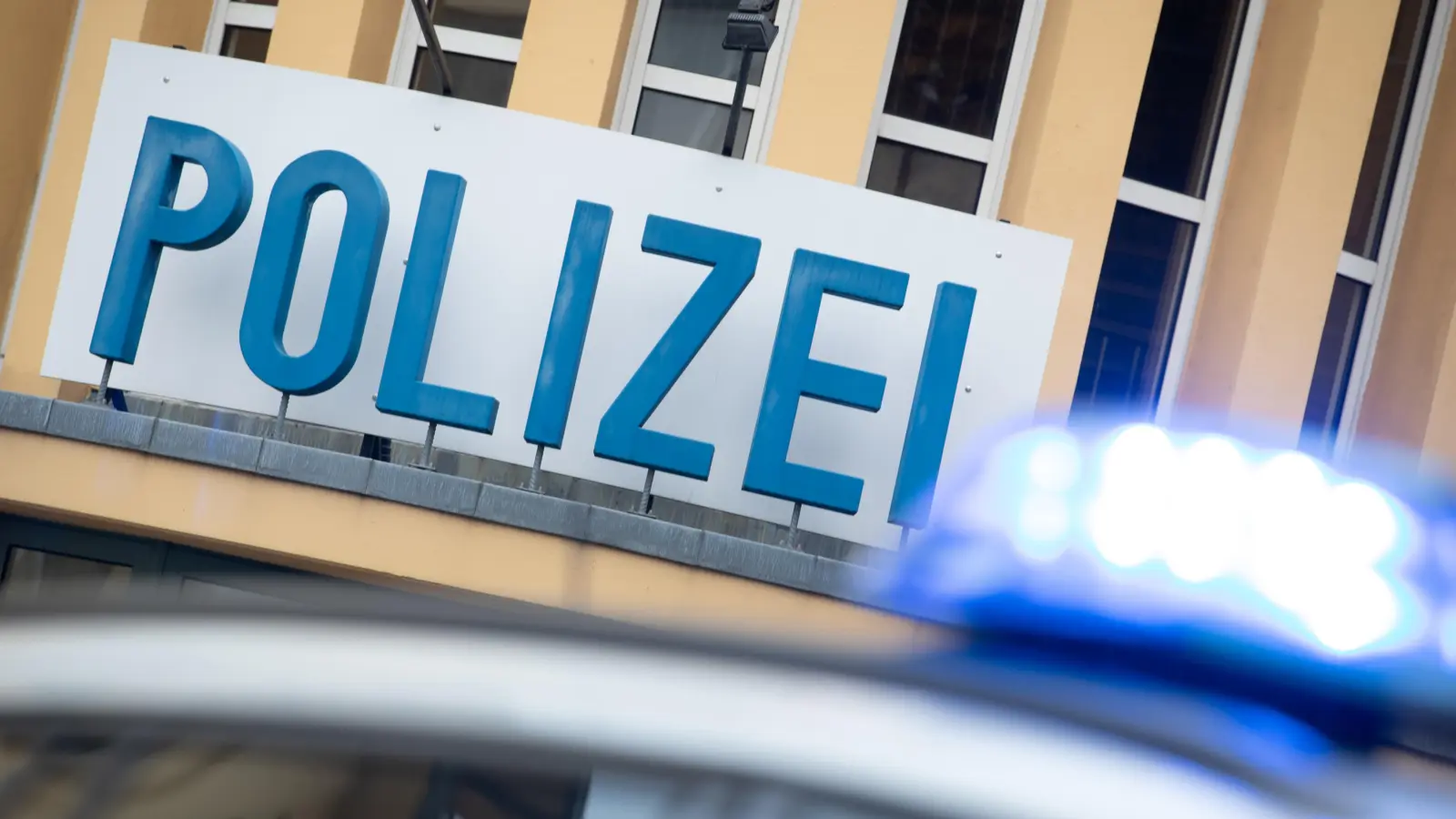 Ein 23-jähriger Ford-Fahrer touchierte in Amberg einen BMW und meldete den Vorfall später der Polizei. Die Suche nach dem BMW läuft. (Symbolbild: Friso Gentsch/dpa)