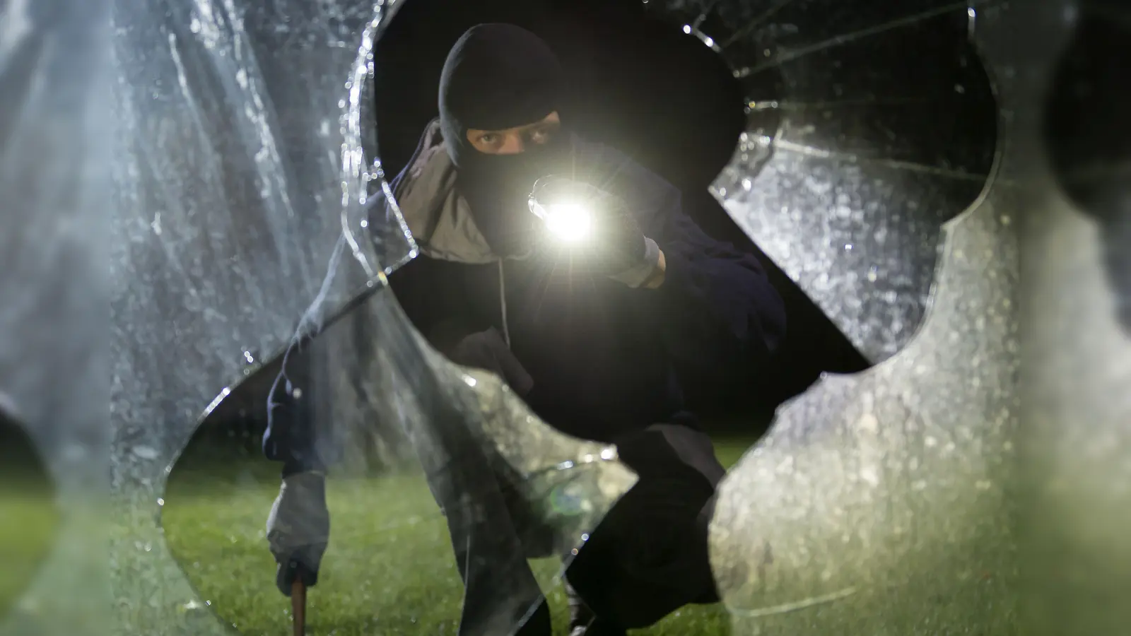 Vor dem Amberger Landgericht wurden drei Männer zu mehrjährigen Haftstrafen wegen einer Einbruchsserie verurteilt. Wer sind die Täter?  (Symbolbild: Daniel Maurer/dpa)