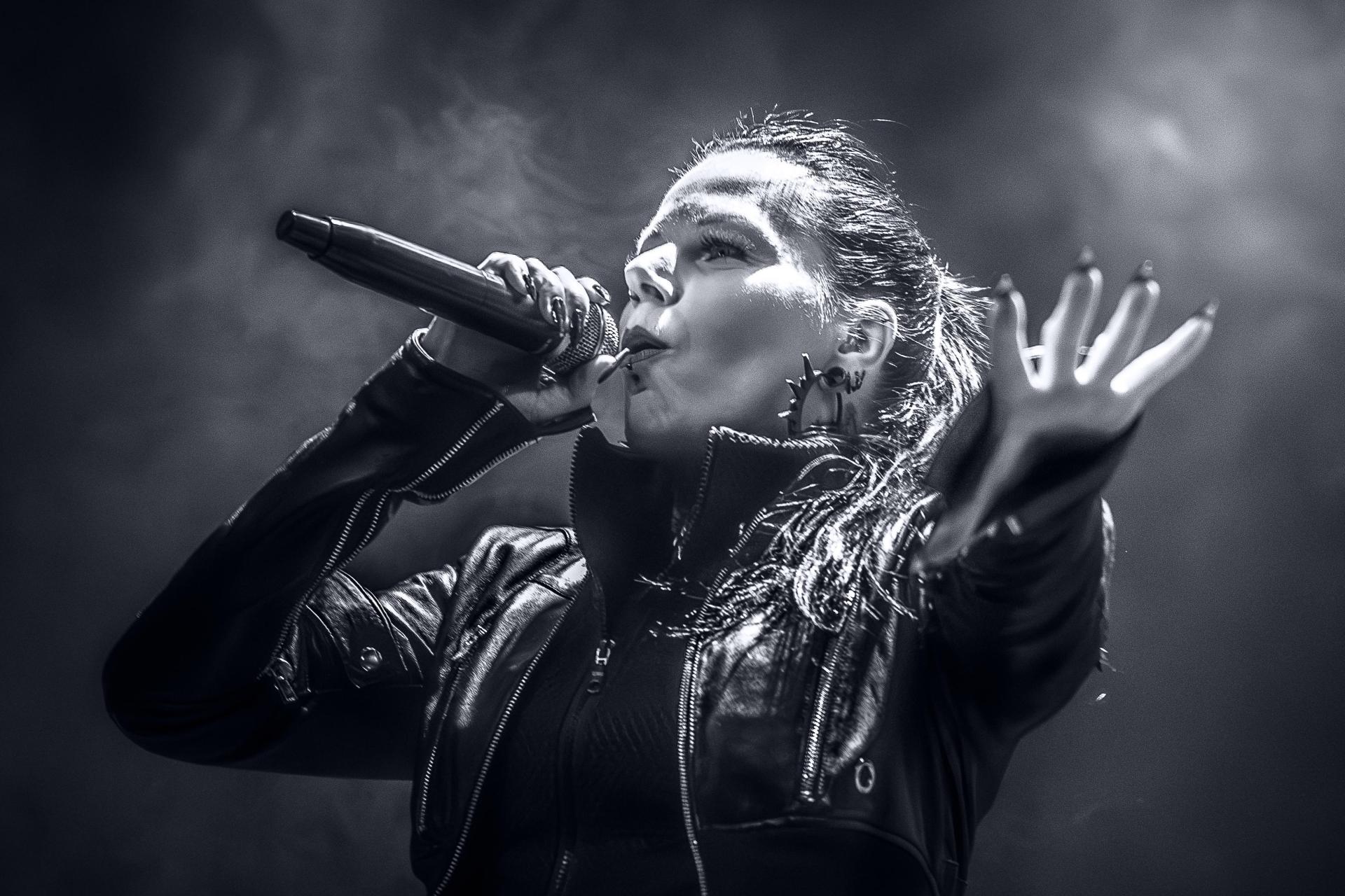 Metal-Sängerin Britta Görtz kommt für einen Workshop zu Metal-Gesangstechniken im Dezember nach Amberg. (Bild: Paul Verhagen)