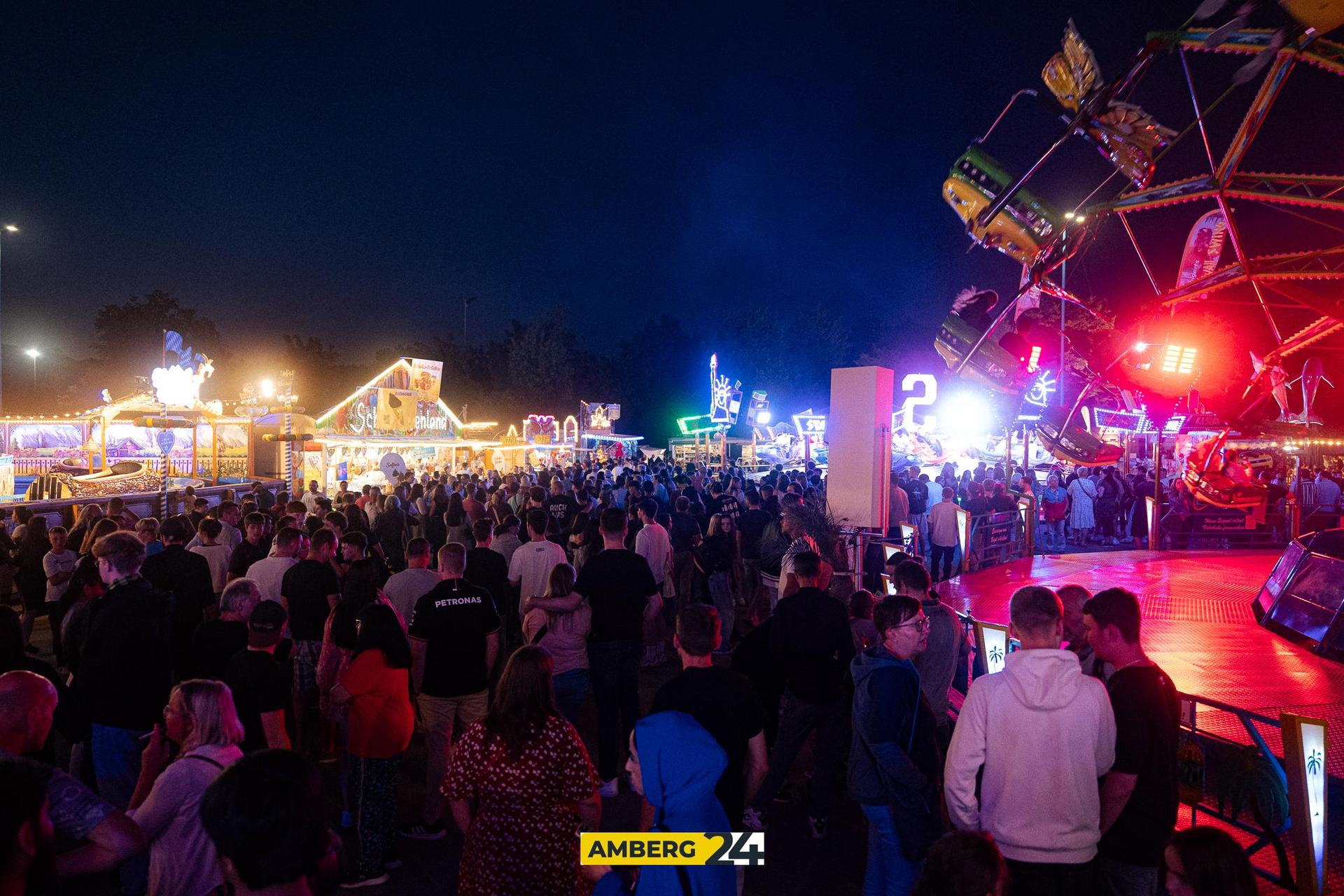 Am zweiten Dult-Freitag haben die „Bärntreiber” mit euch Party gemacht. Fotograf David war für uns unterwegs und hat die Stimmung festgehalten. (Bild: David Mueller)
