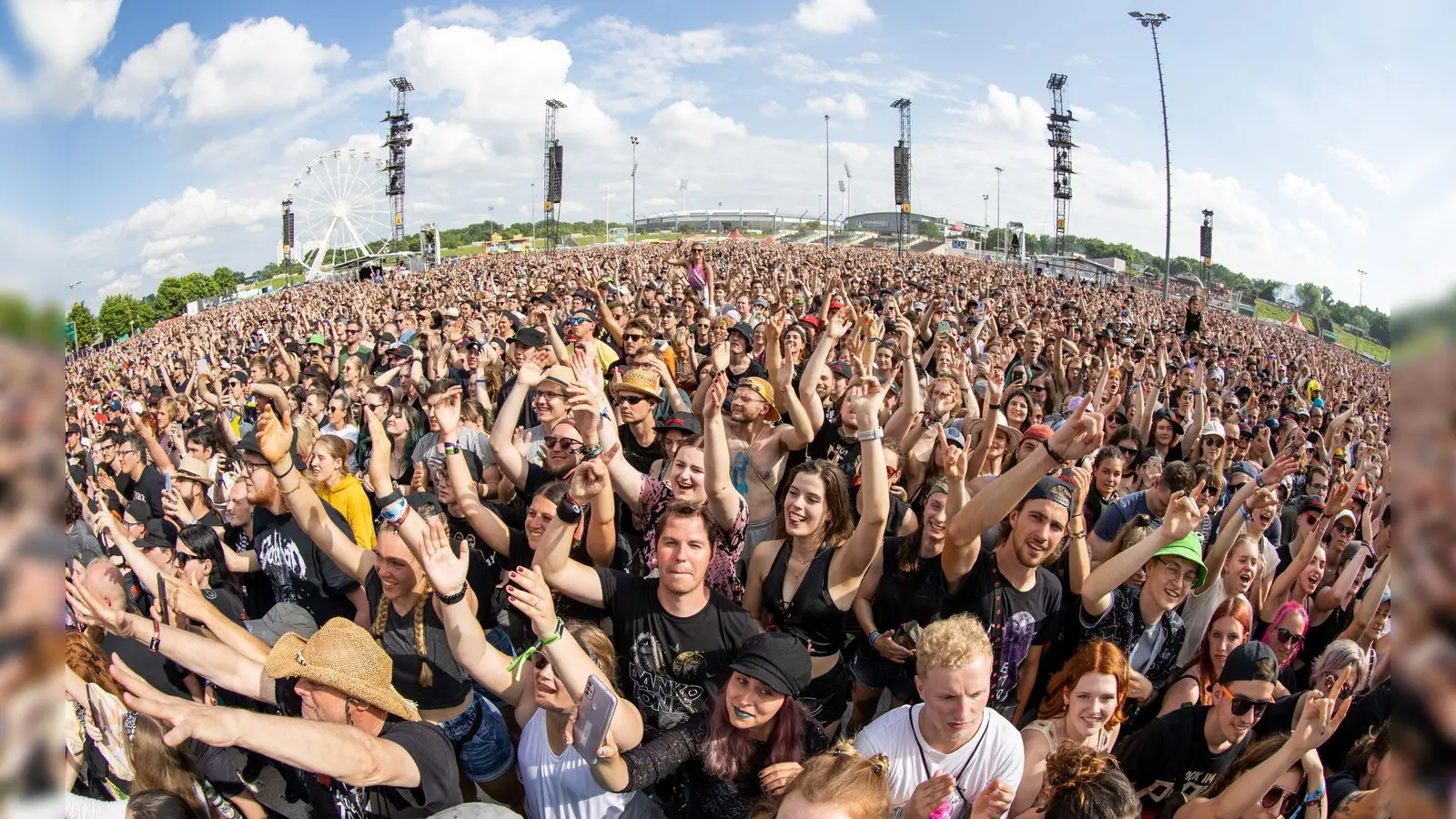 Besucher beim Open-Air-Festival „Rock im Park“. (Bild: Daniel Karmann/dpa)