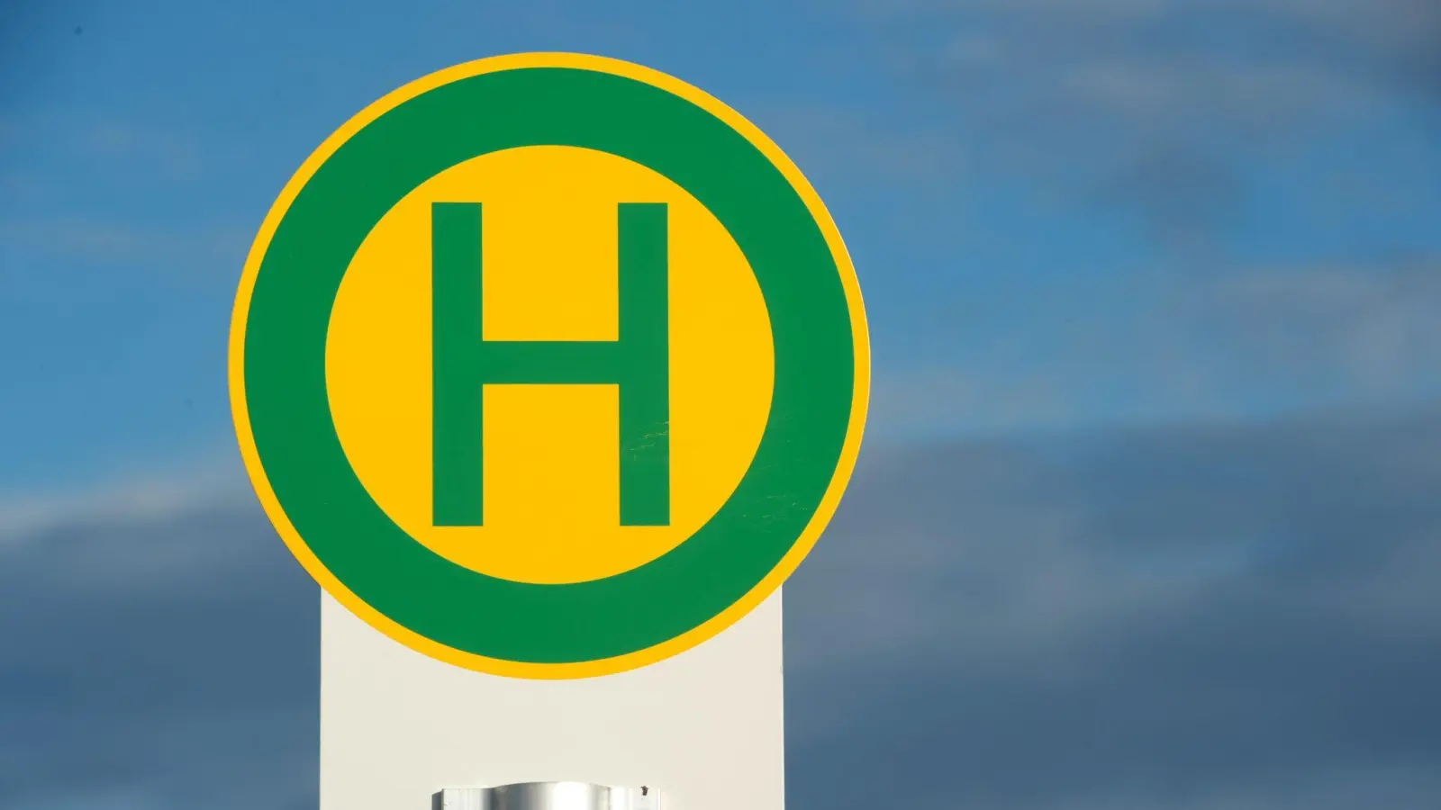 Wegen Bauarbeiten fahren die Buslinien 451 und 454 die Haltestelle „Haselmühl Porschestraße” vorläufig nicht mehr an.  (Symbolbild: Stefan Sauer/dpa-Zentralbild/dpa)