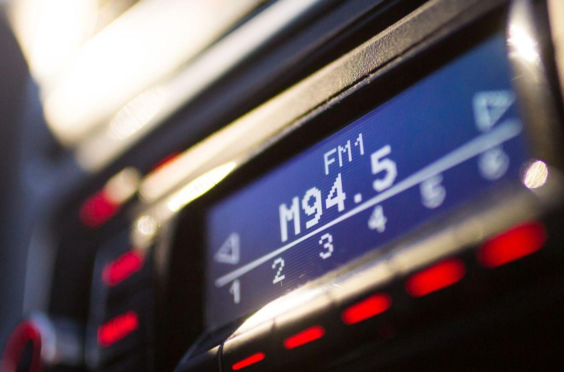 Scharf auf ein Autoradio war ein Dieb in Edelsfeld. Die Polizei sucht Zeugen. (Symbolbild: picture alliance/Alexander Heinl/dpa/Symbolbild)