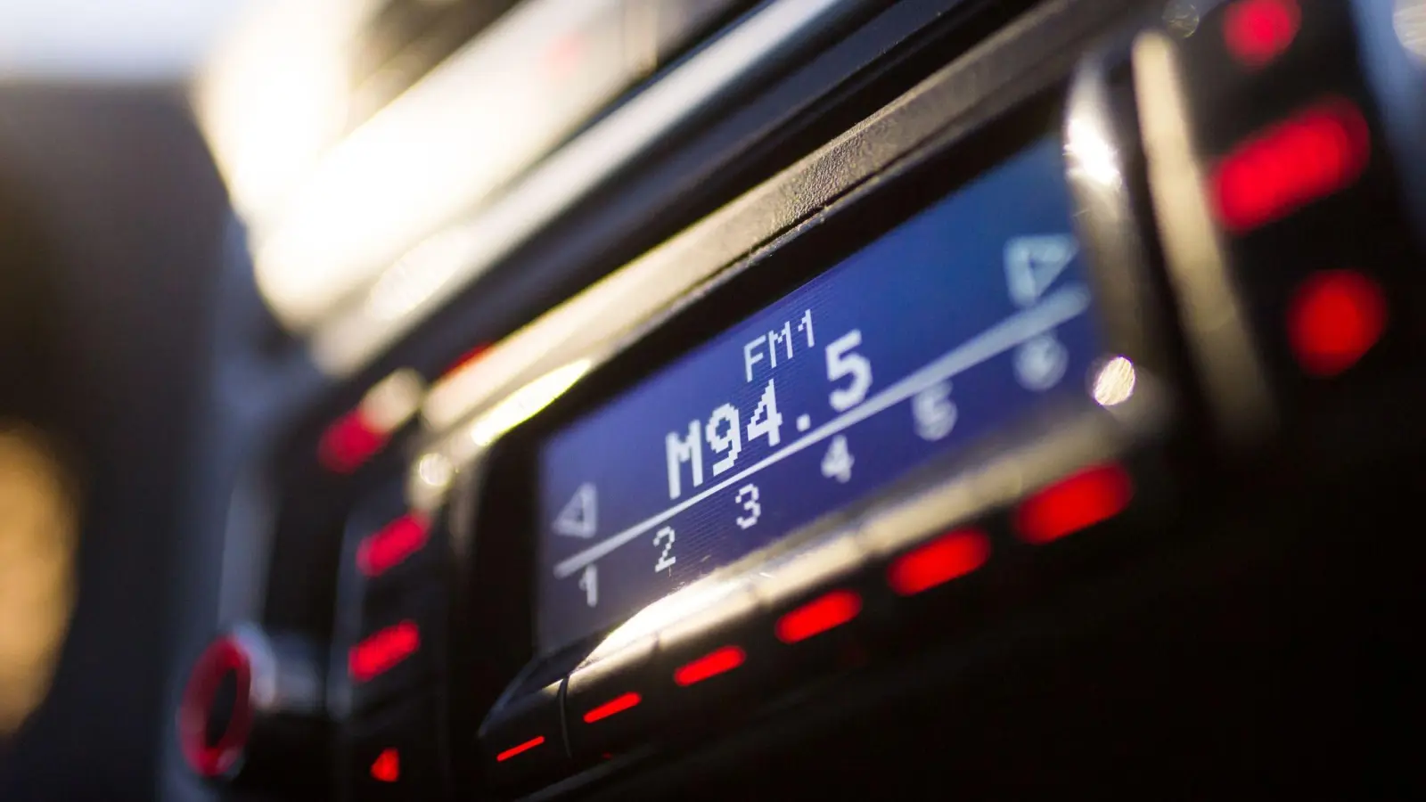 Scharf auf ein Autoradio war ein Dieb in Edelsfeld. Die Polizei sucht Zeugen. (Symbolbild: picture alliance/Alexander Heinl/dpa/Symbolbild)