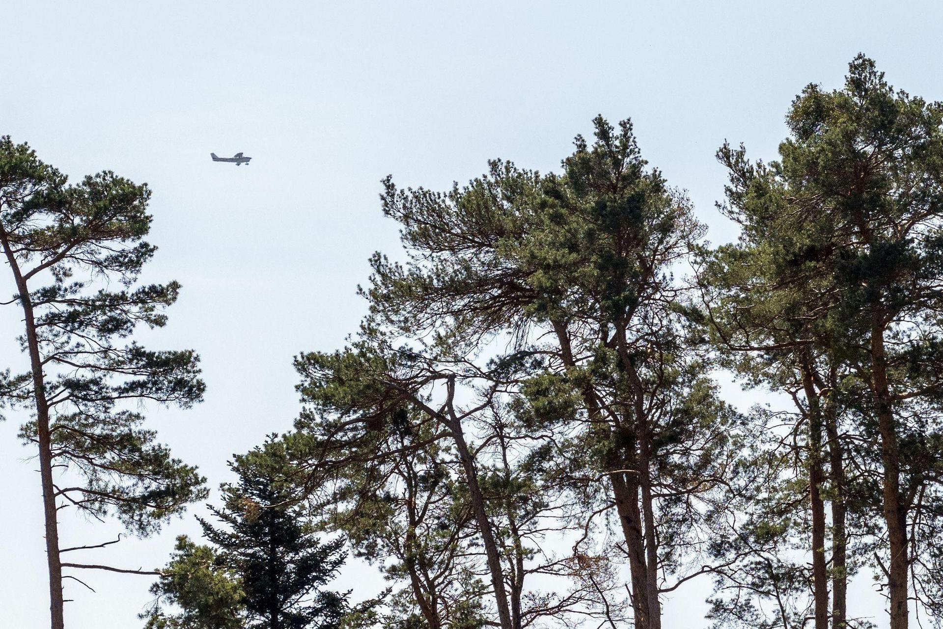 Fast in der gesamten Oberpfalz sind an Pfingsten wegen hoher Waldbrandgefahr Beobachtungsflieger unterwegs. (Symbolbild: Pia Bayer/dpa)