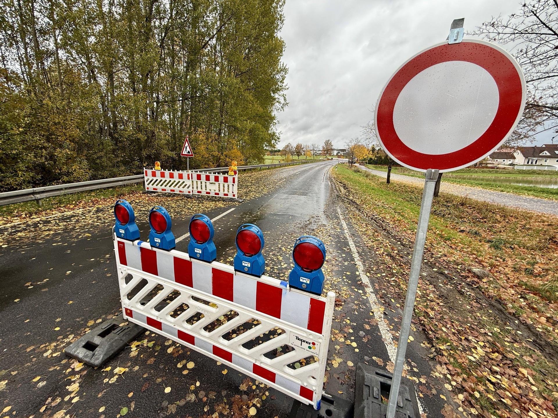 Bisher konnten Anwohner hier durchfahren. Jetzt ist die B299 vor und nach Tanzfleck aber vollständig abgeriegelt. (Bild: upl)