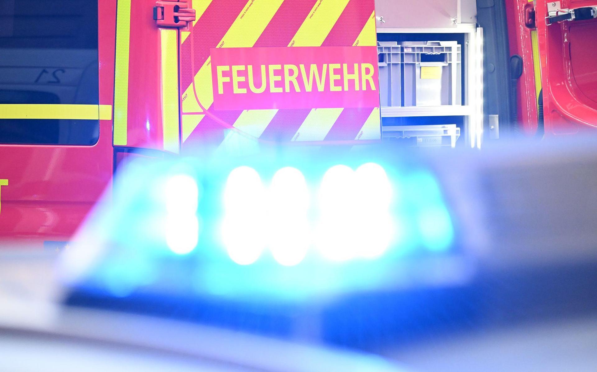 Noch bevor die Feuerwehr eintraf, war der Brand gelöscht. (Symbolbild) (Bild: Bernd Weißbrod/dpa)