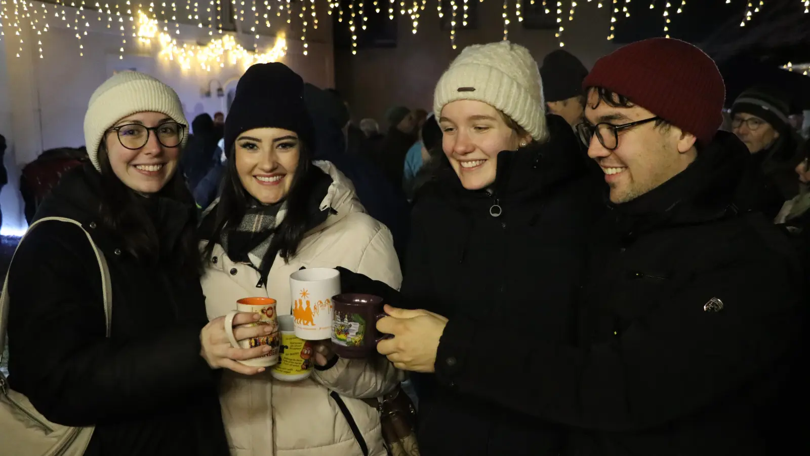 Bei einer Tasse Glühwein oder Kinderpunsch stimmten sich viele Besucher auf dem Riedener Adventsmarkt auf die Vorweihnachtszeit ein. (Bild: mrr)