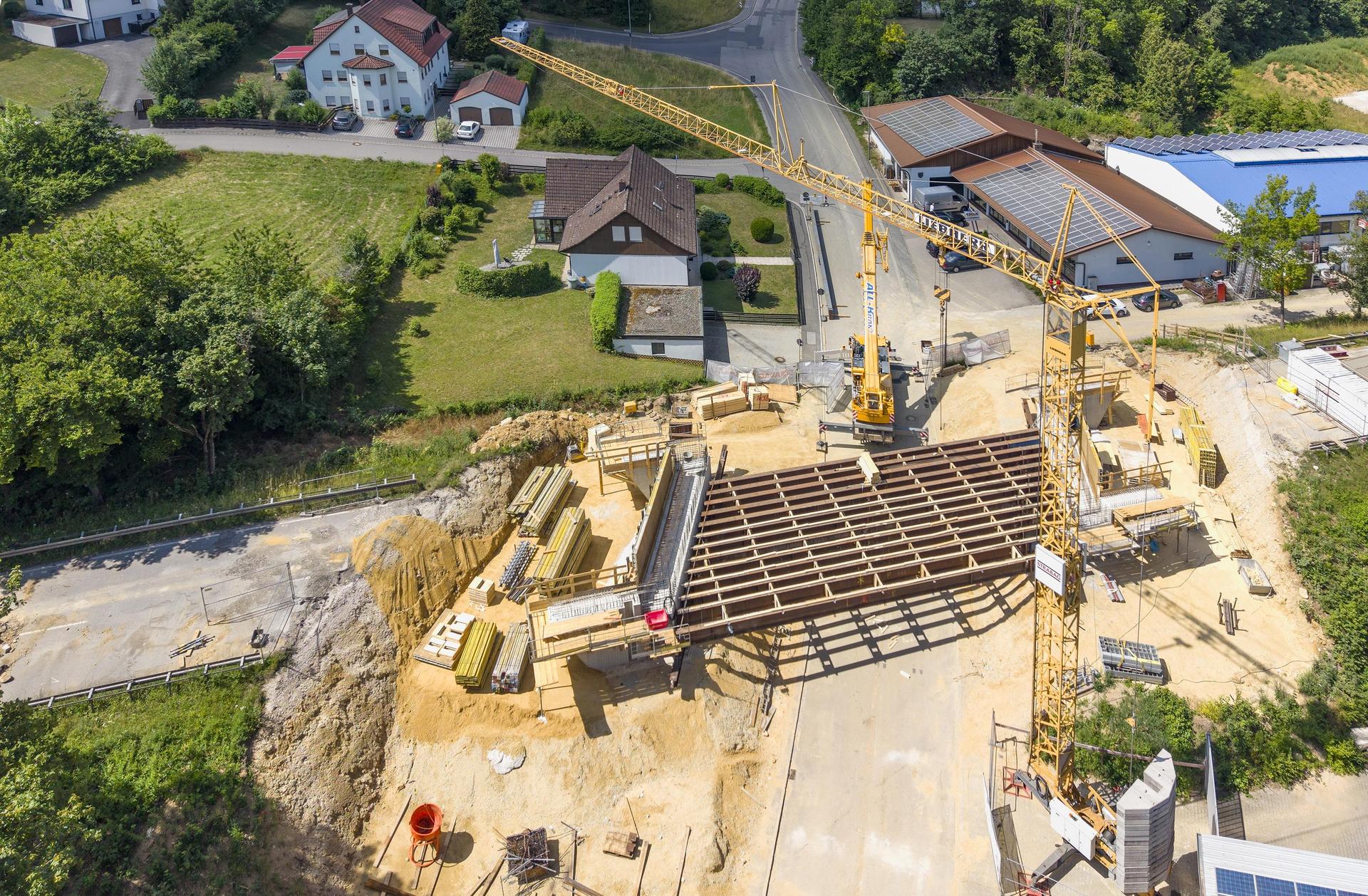 Mittlerweile sind die Widerlager an der Dieselstraßen-Brücke fertiggestellt. (Bild: Thilo Hierstetter)