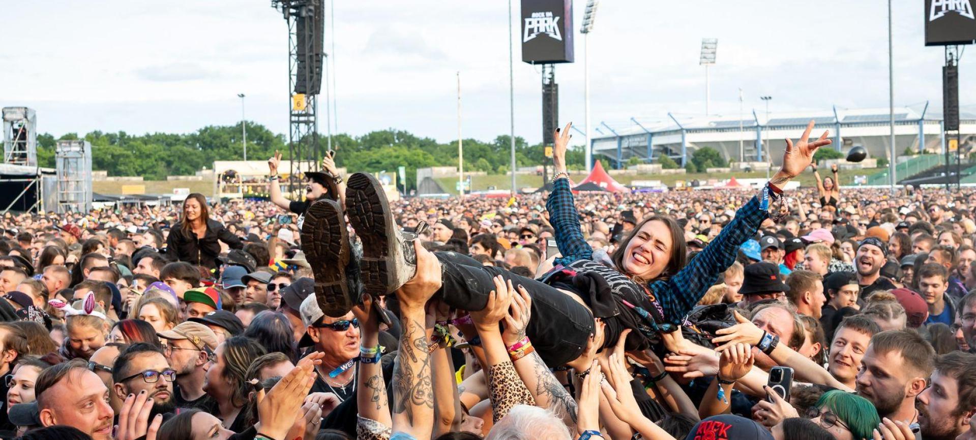 Wie bei der Jubiläumsausgabe 2025 ist Rock im Park in diesem Jahr wieder ausverkauft. (Archivbild) (Bild: Daniel Karmann/dpa)